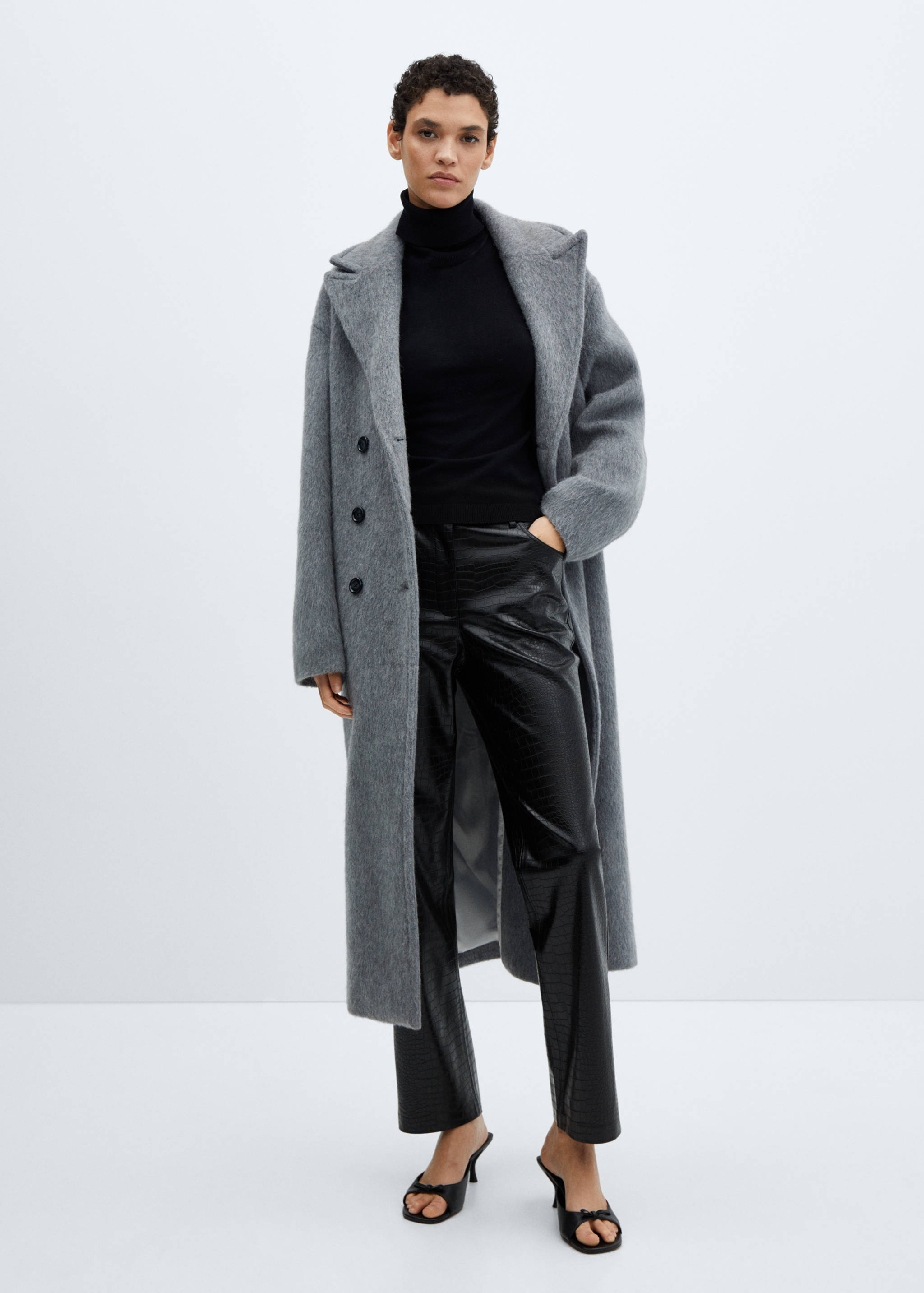 Прямые брюки из искусственной кожи с анималистическим принтом - Общий план