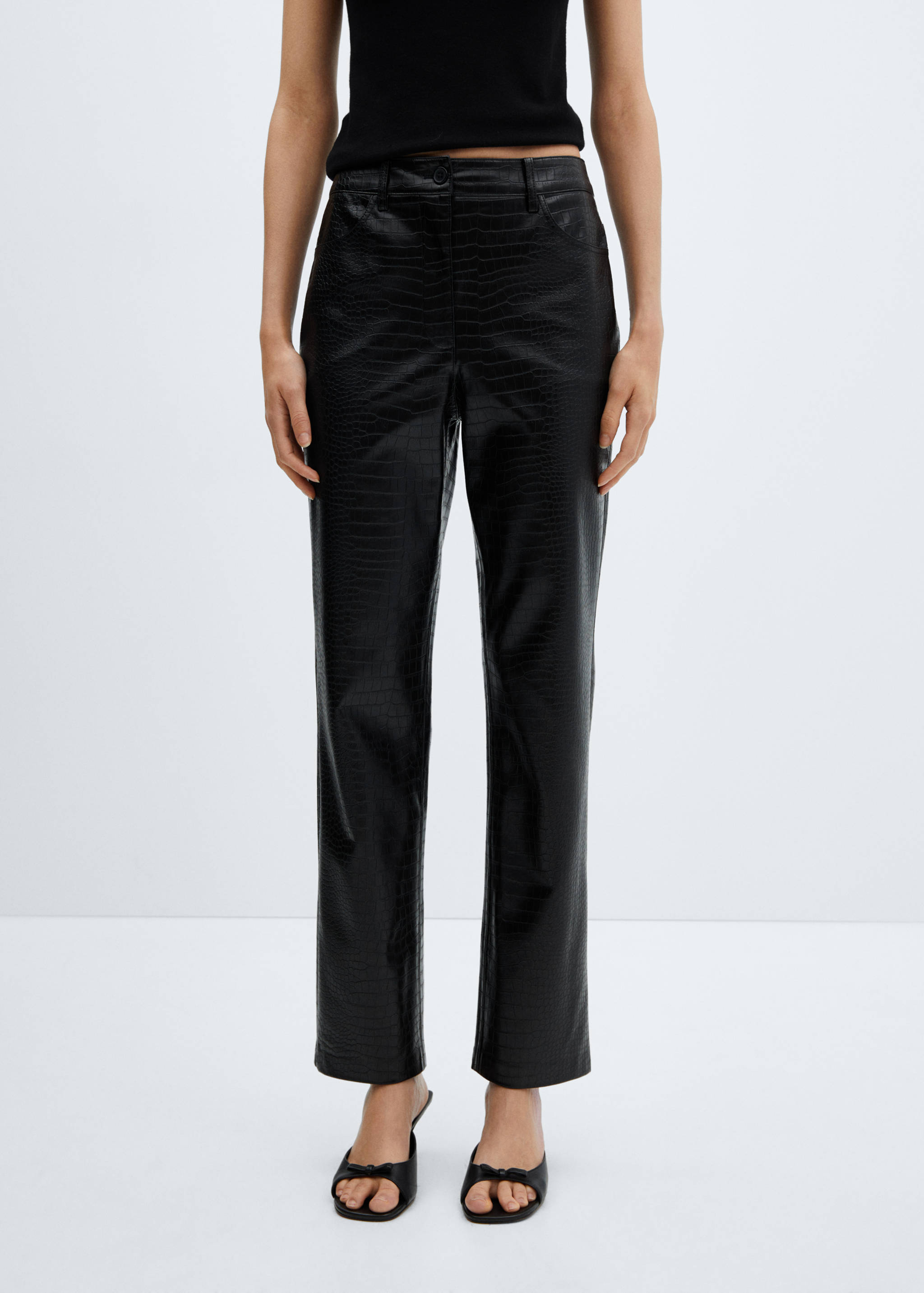 Прямые брюки из искусственной кожи с анималистическим принтом - Средний план