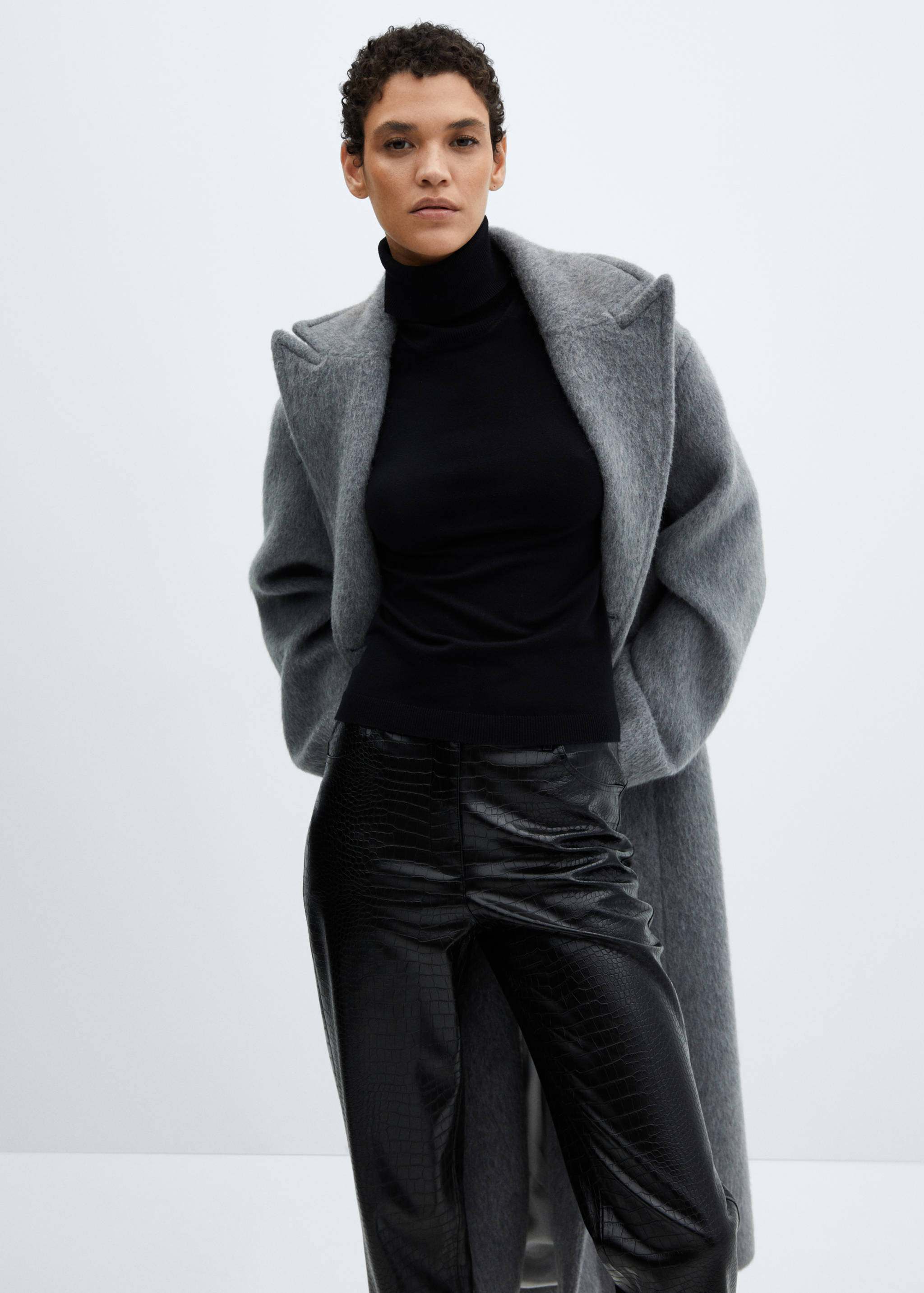 Прямые брюки из искусственной кожи с анималистическим принтом - Деталь изделия 1