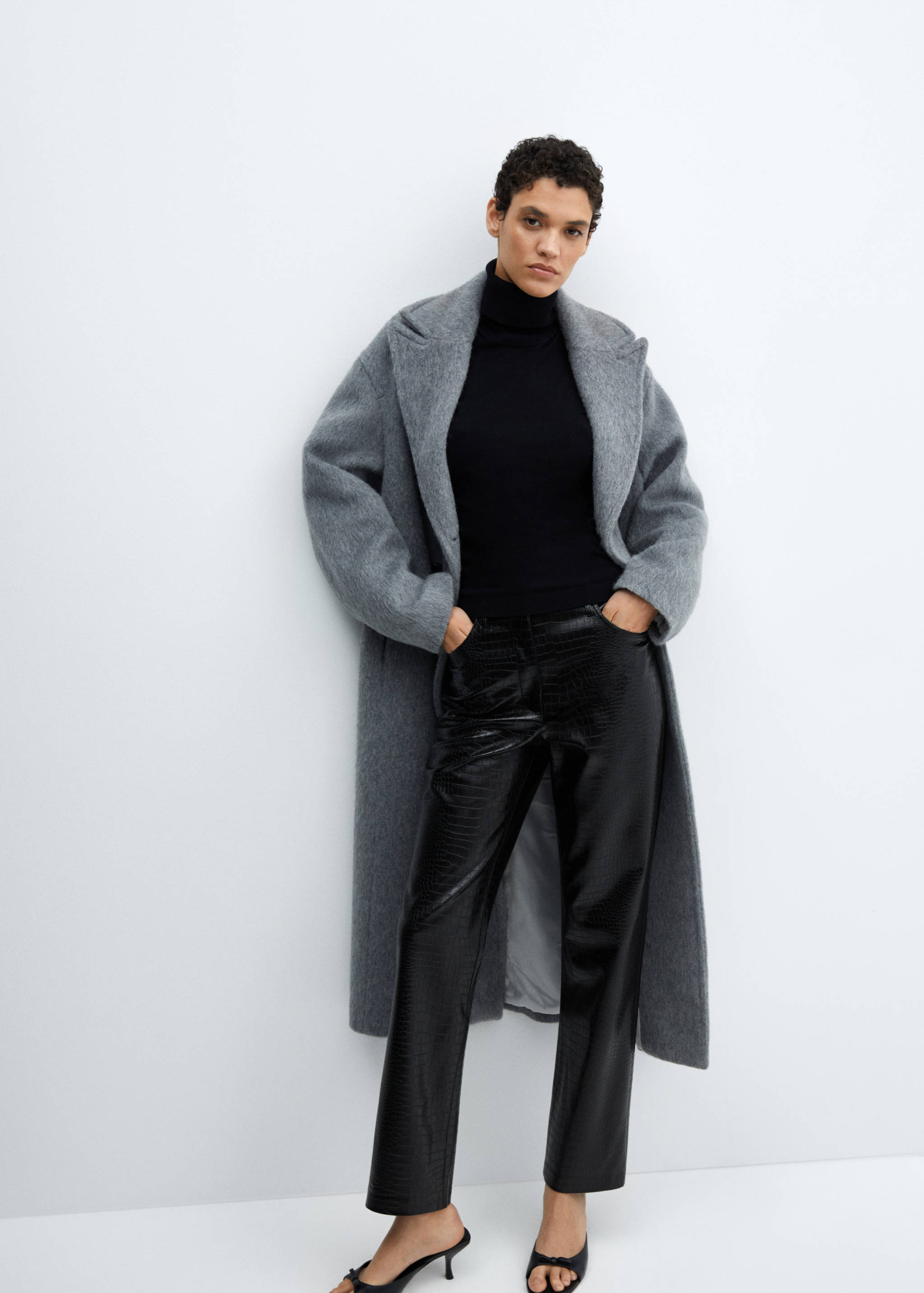 Прямые брюки из искусственной кожи с анималистическим принтом - Деталь изделия 2