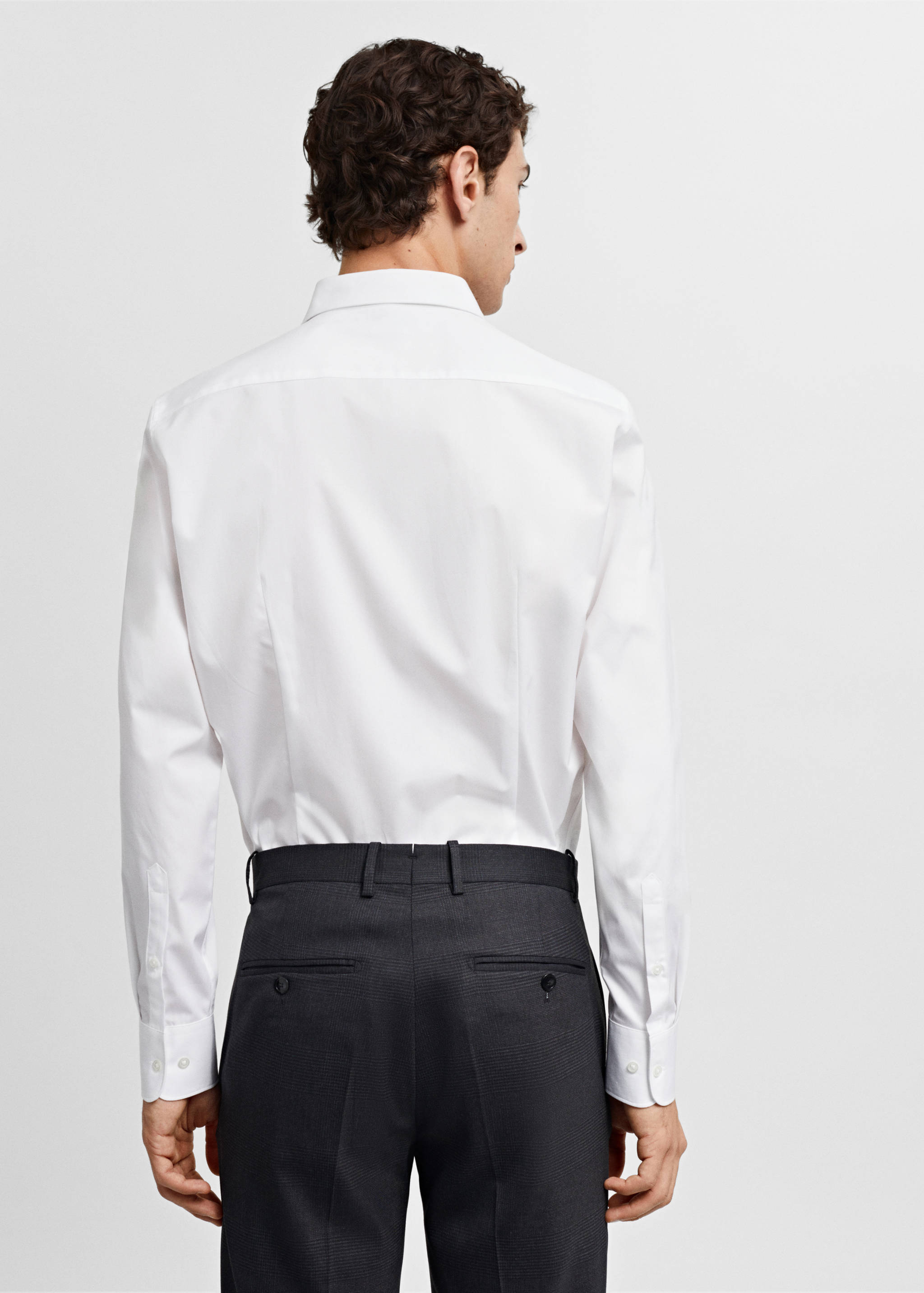 قميص بدلة من قماش البوبلين القطني بقصة ضيقة - الجهة الخلفية للمنتج