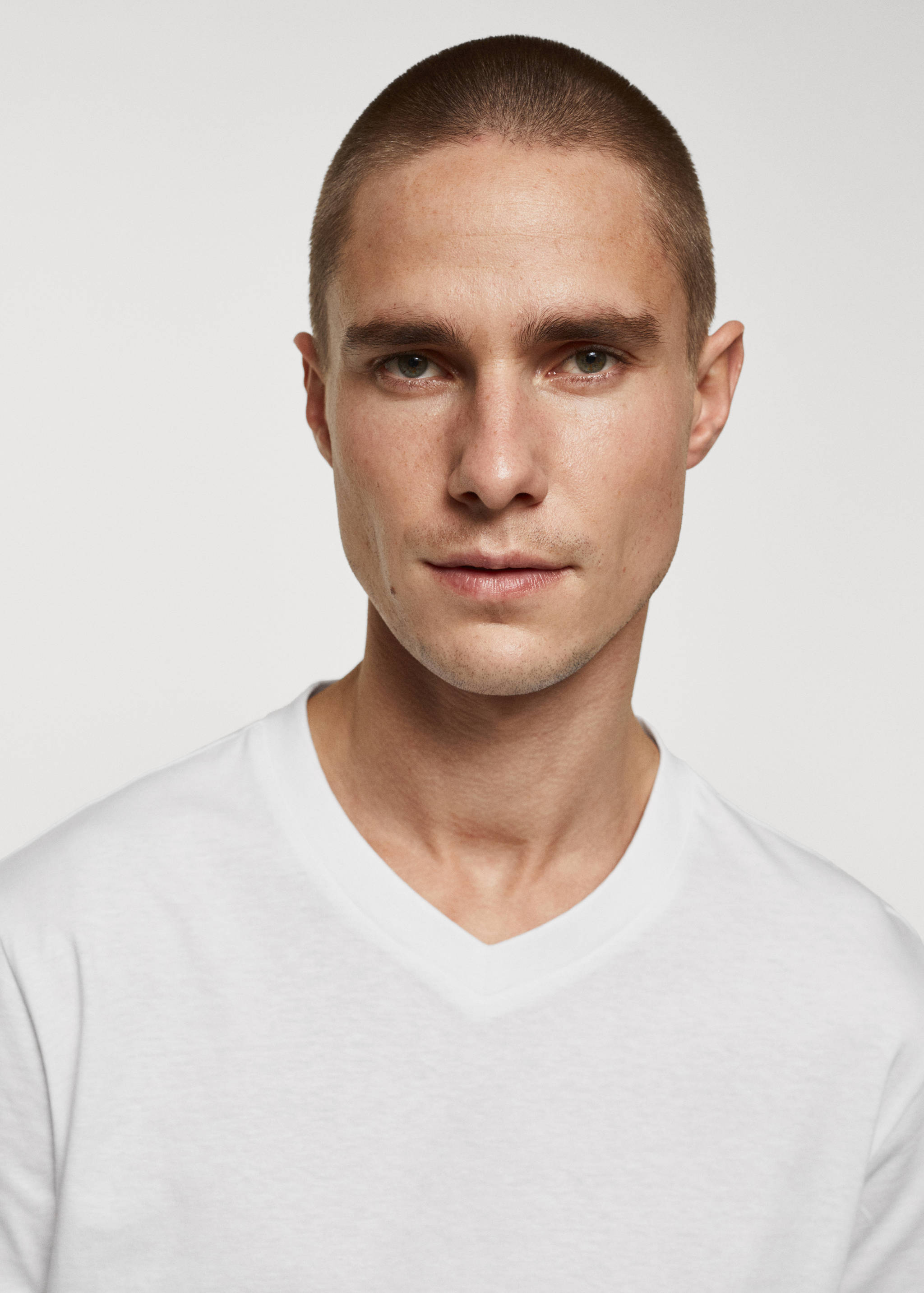 Basic cotton V-neck T-shirt - Details of the article 1