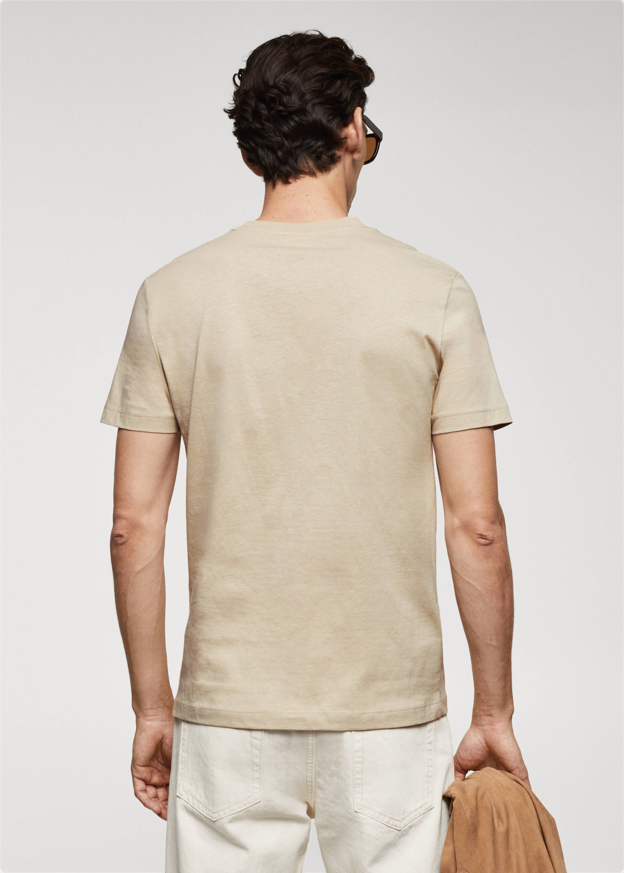 Basic cotton V-neck T-shirt - Reverse of the article