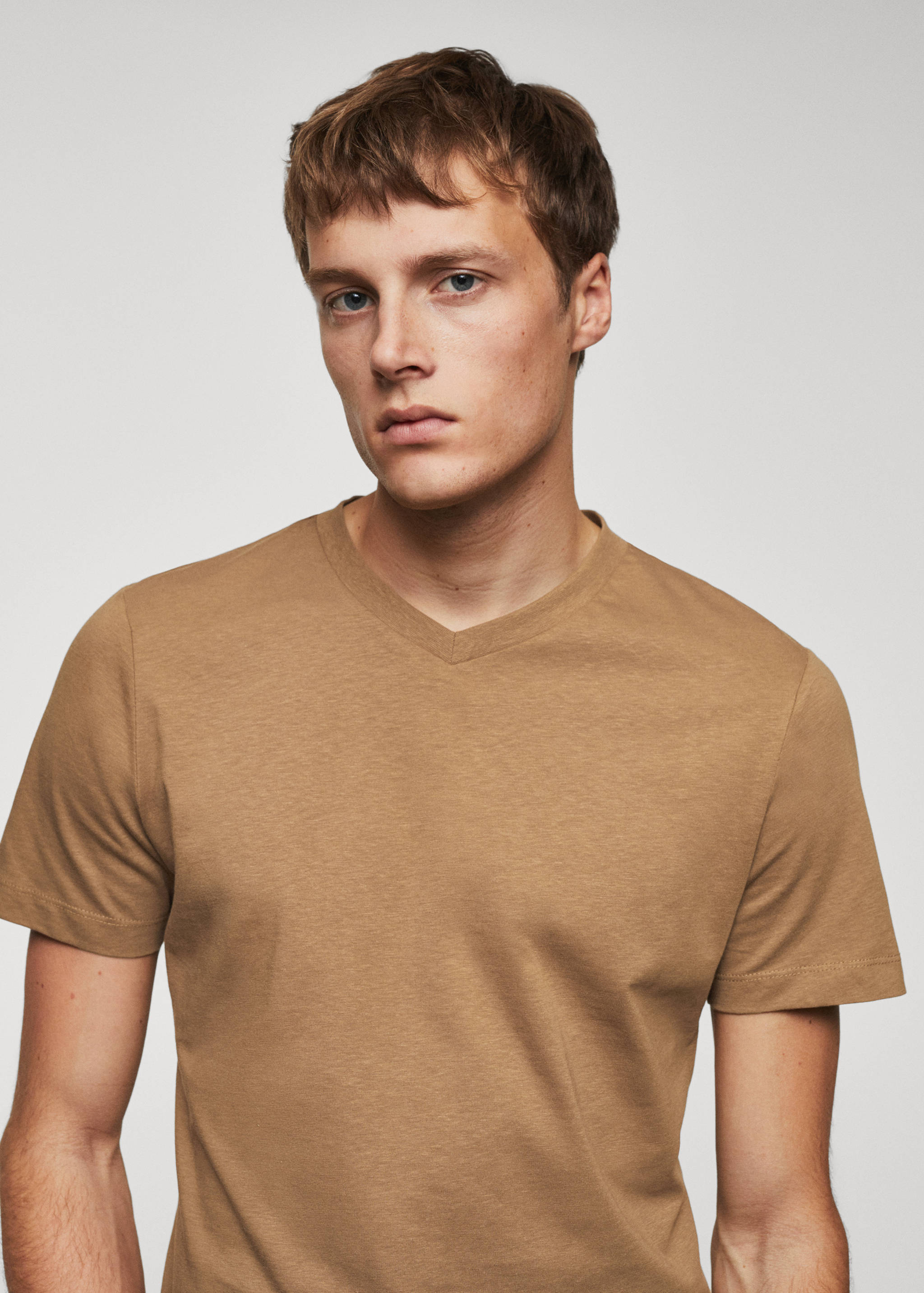 Basic cotton V-neck T-shirt - Details of the article 1