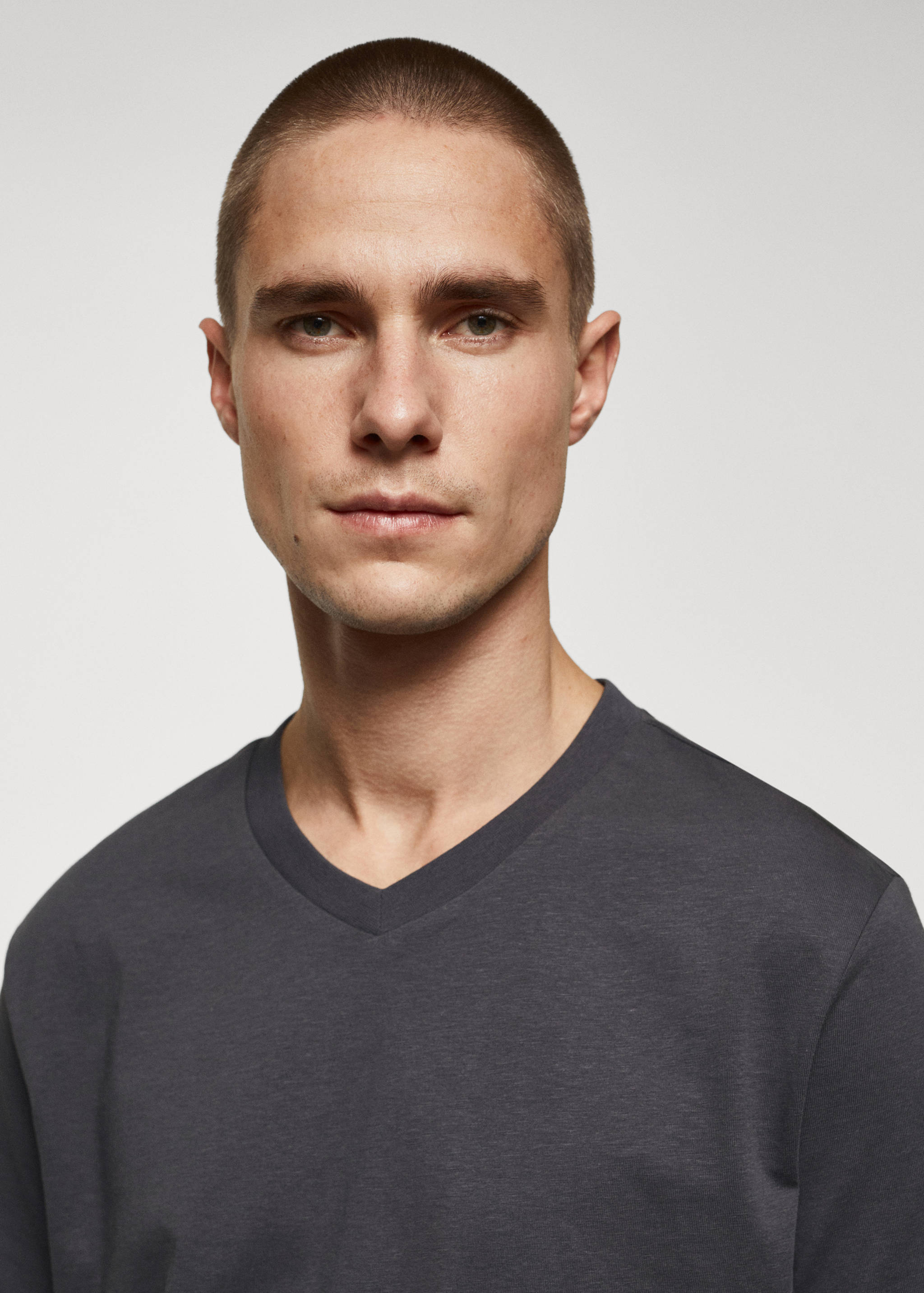 Basic cotton V-neck T-shirt - Details of the article 1