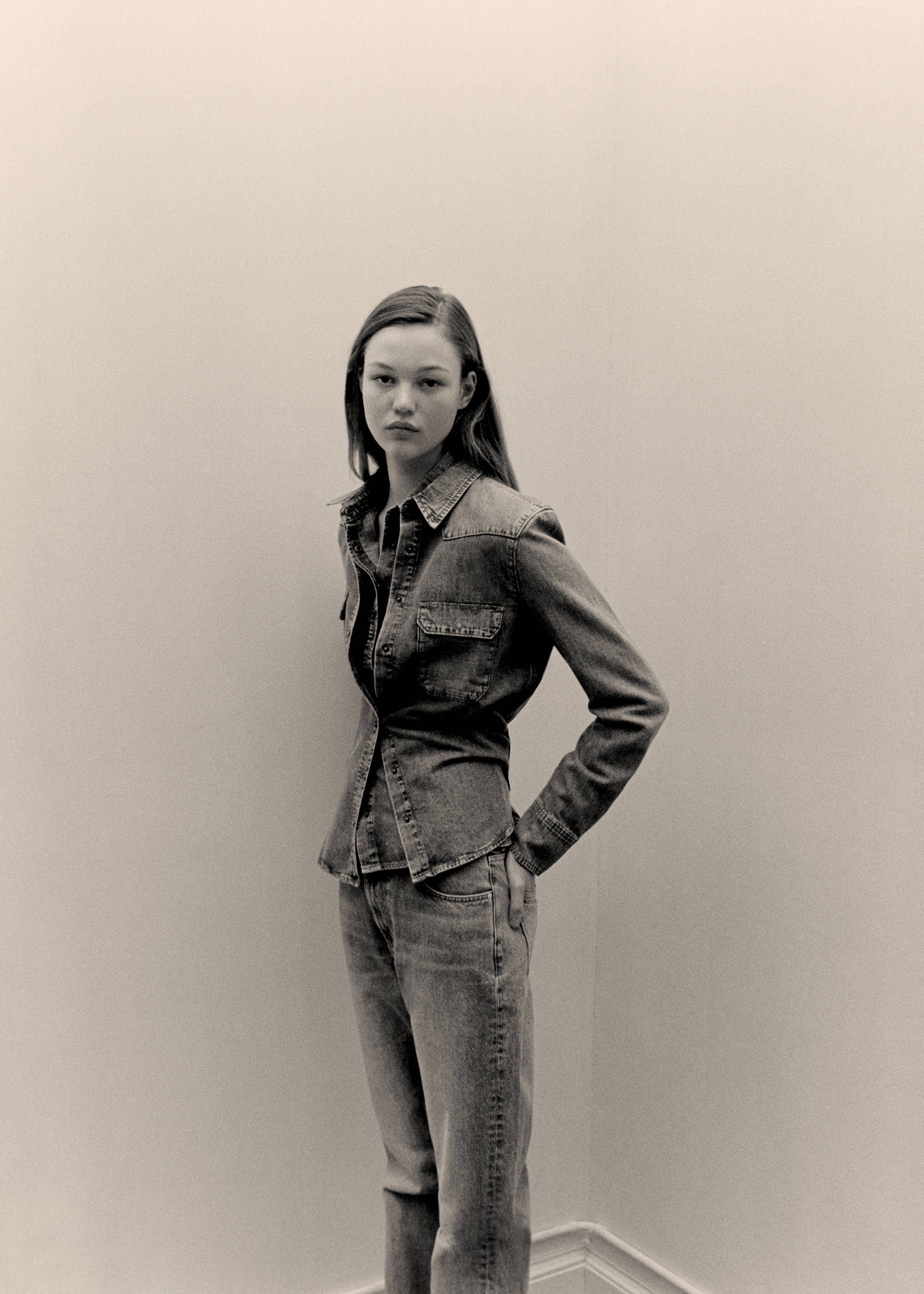 Chest-pocket denim shirt - Details of the article 7