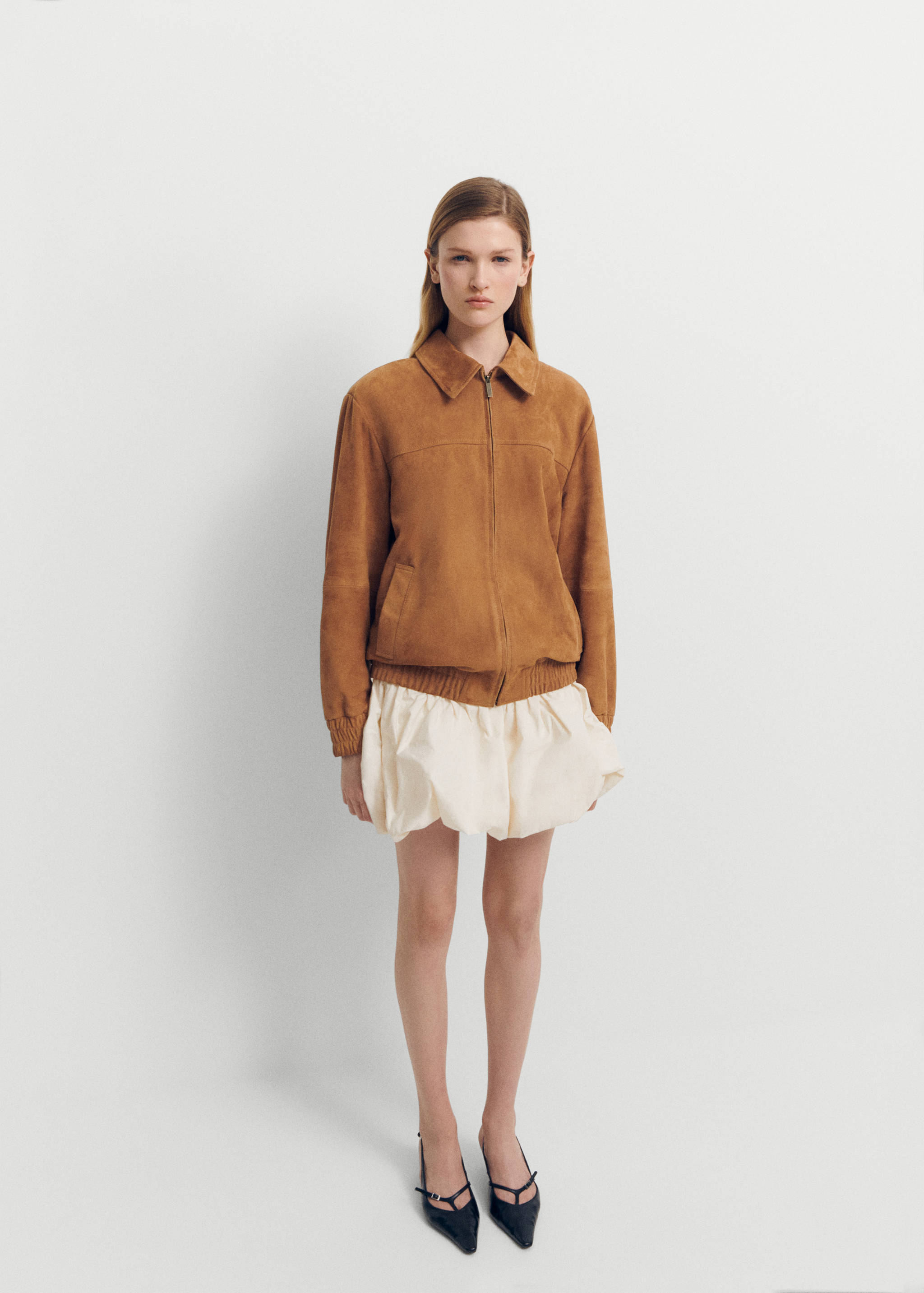 Куртка-бомбер из кожи - Общий план