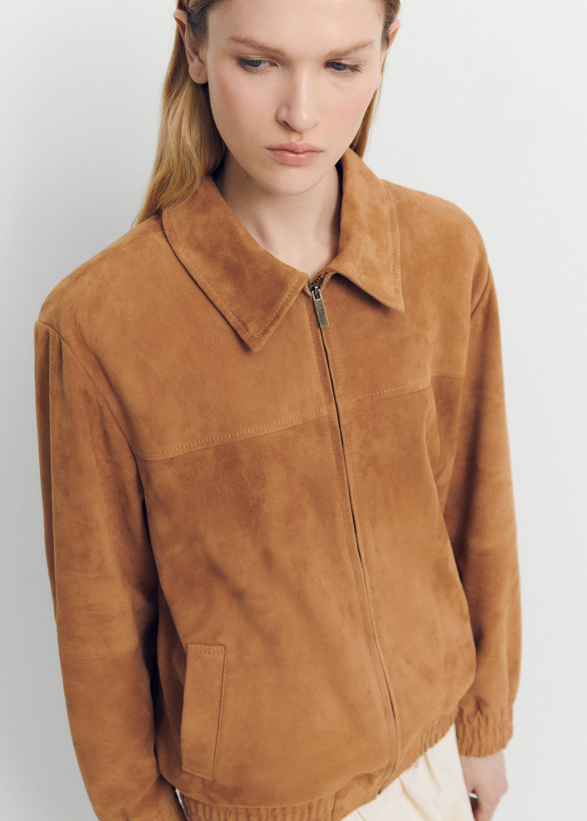 Куртка-бомбер из кожи - Средний план