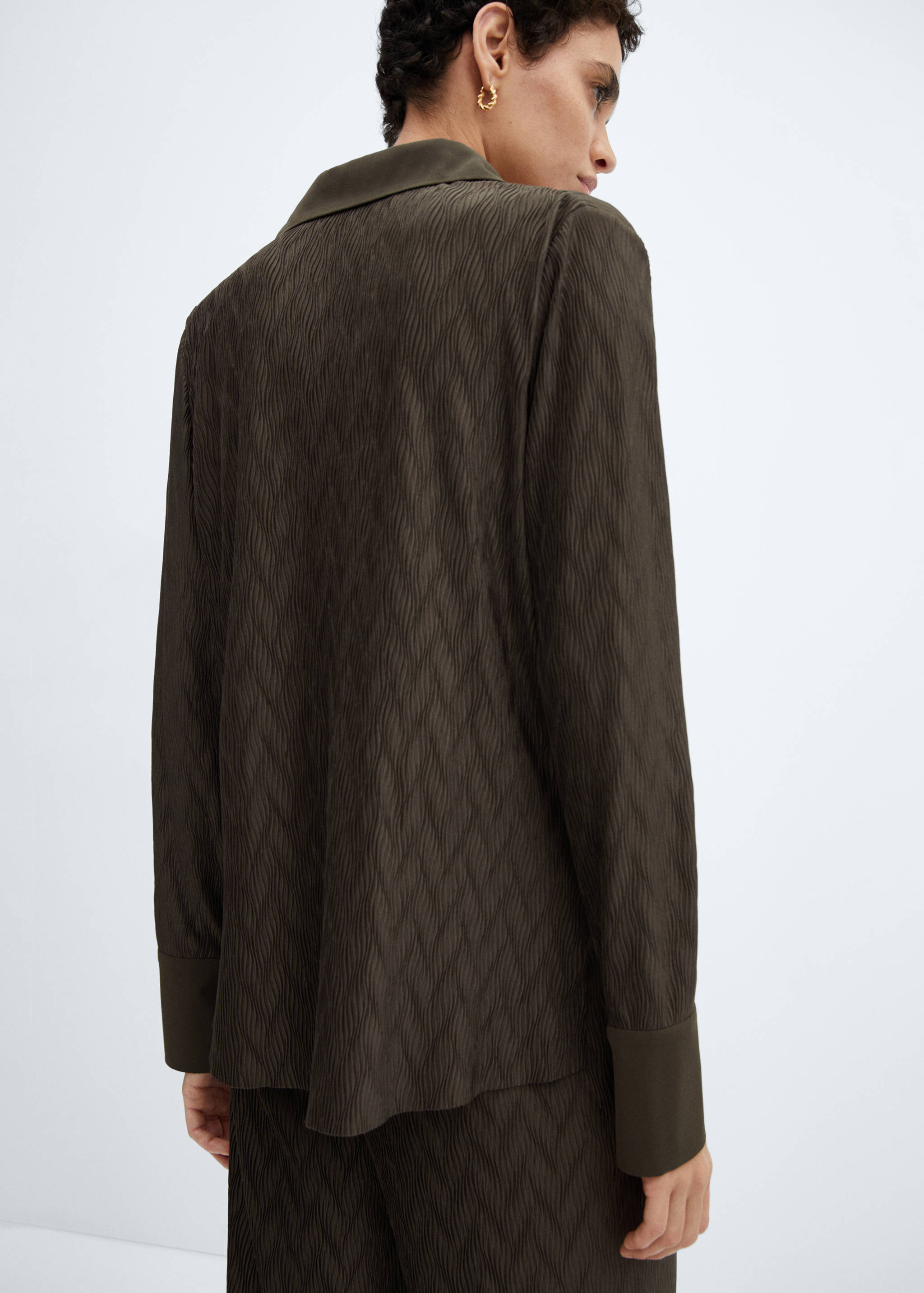 Textured shirt with buttons - Reverse of the article