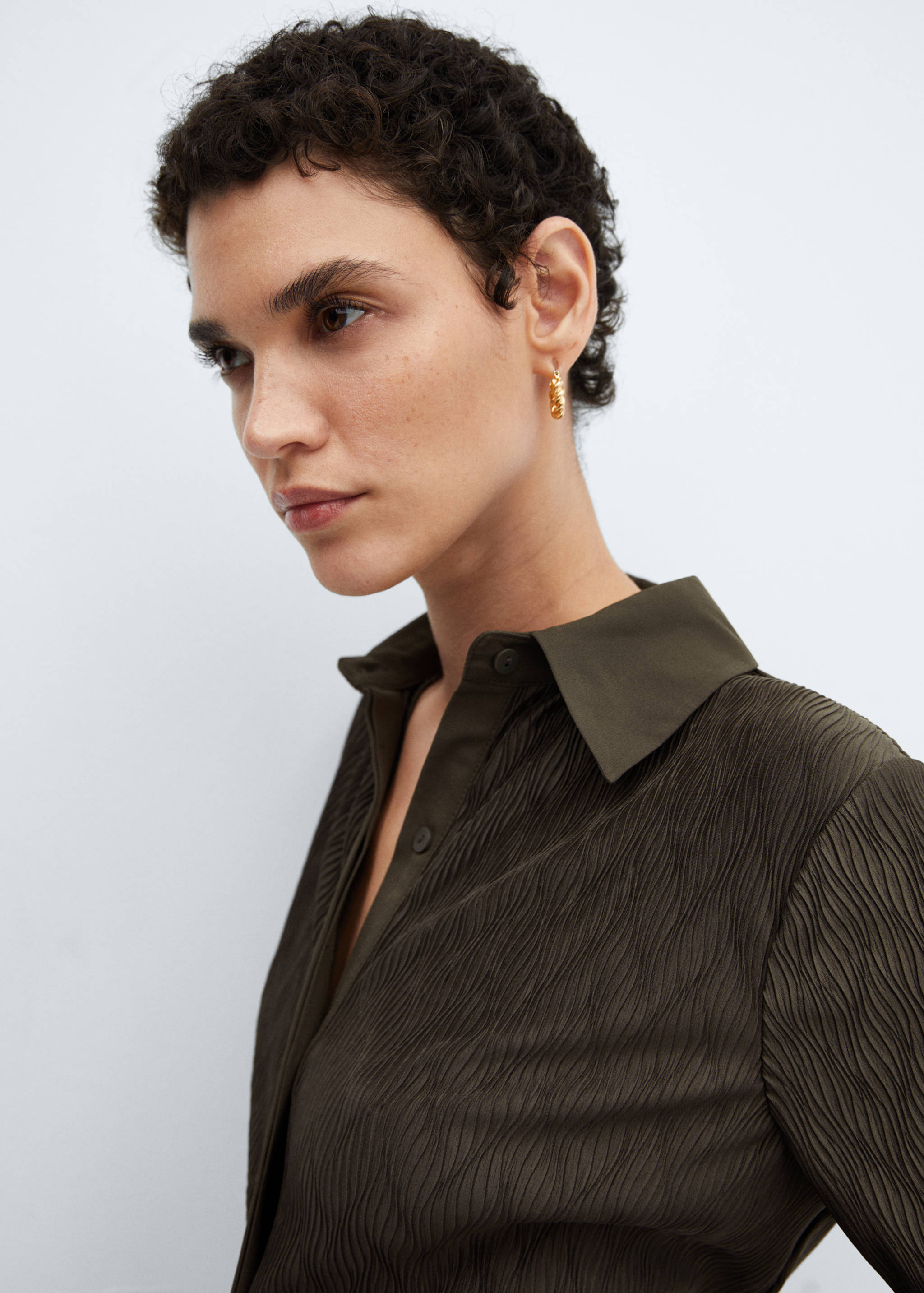 Textured shirt with buttons - Details of the article 1