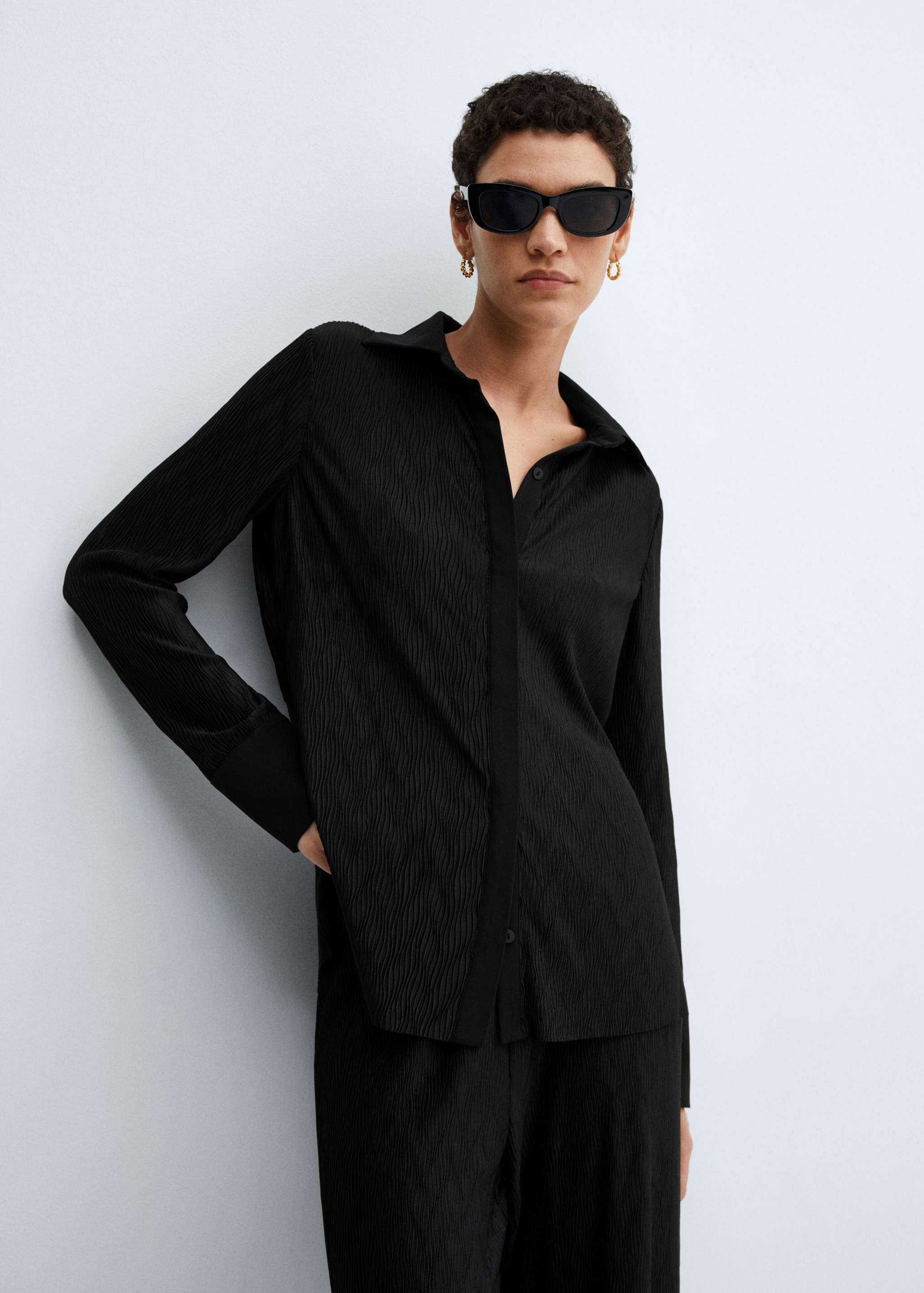 Фактурная рубашка с пуговицами - Средний план