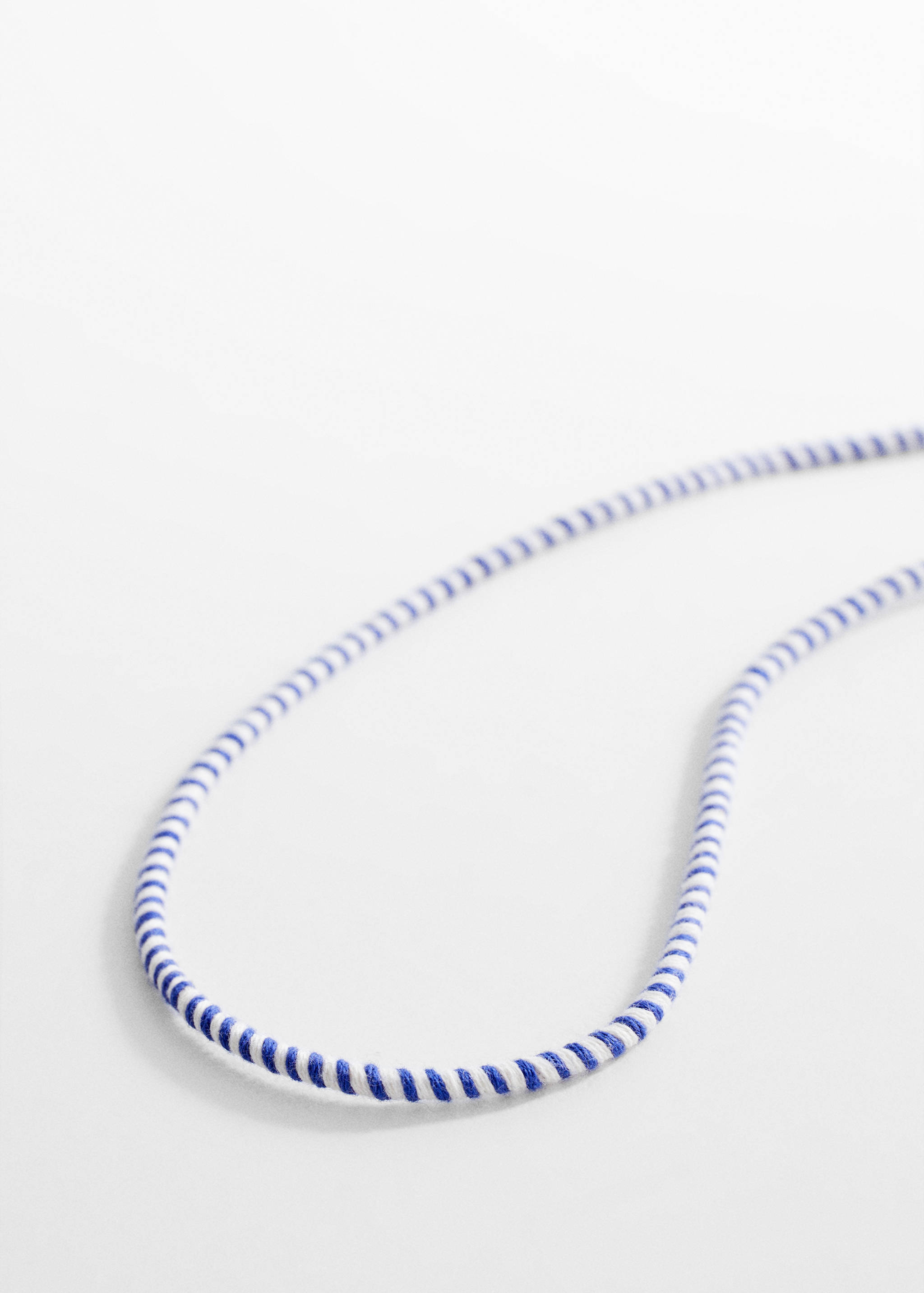 Шнурок для очков - Средний план