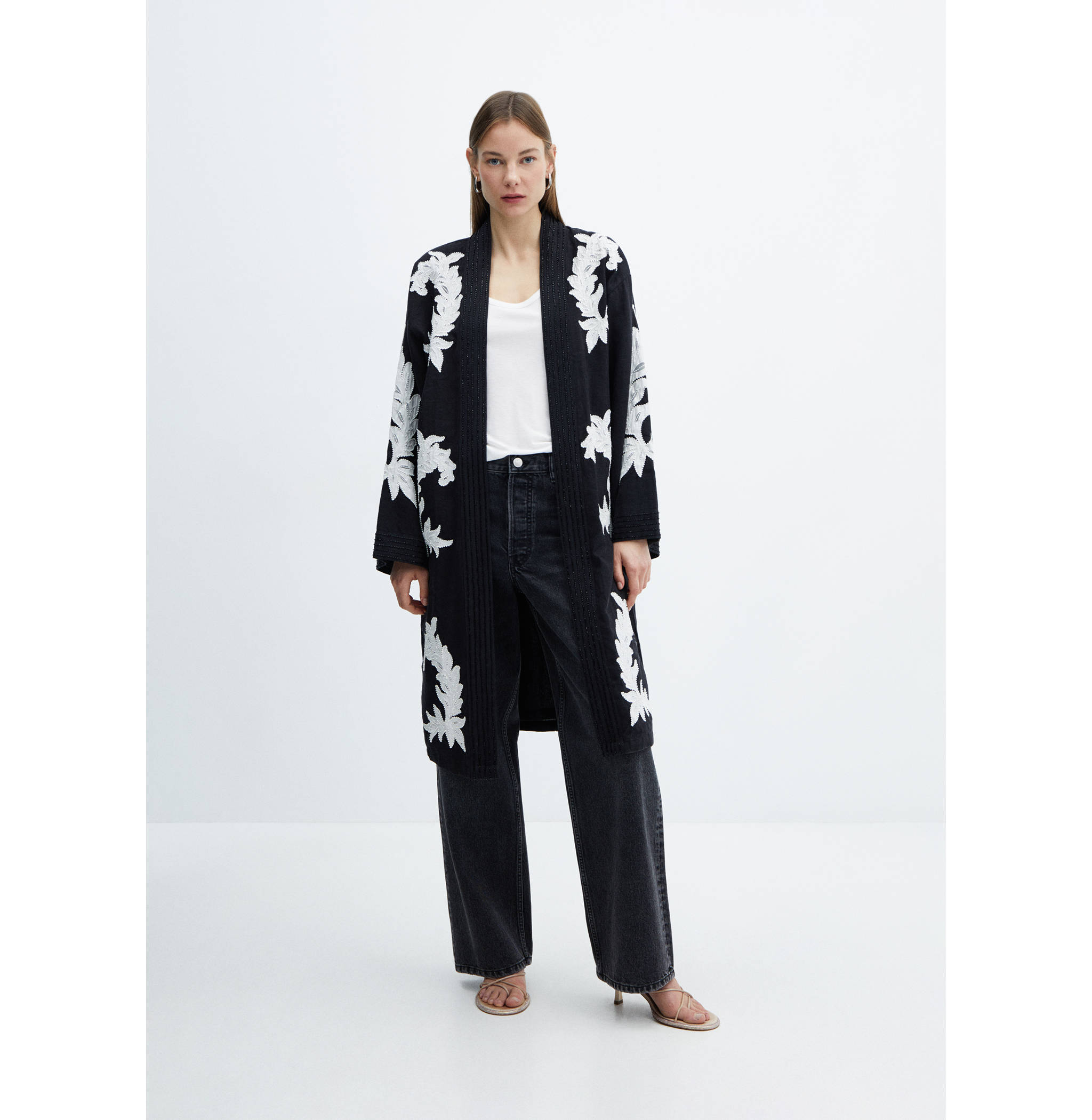 Caftan brodé à fleurs - Plan général
