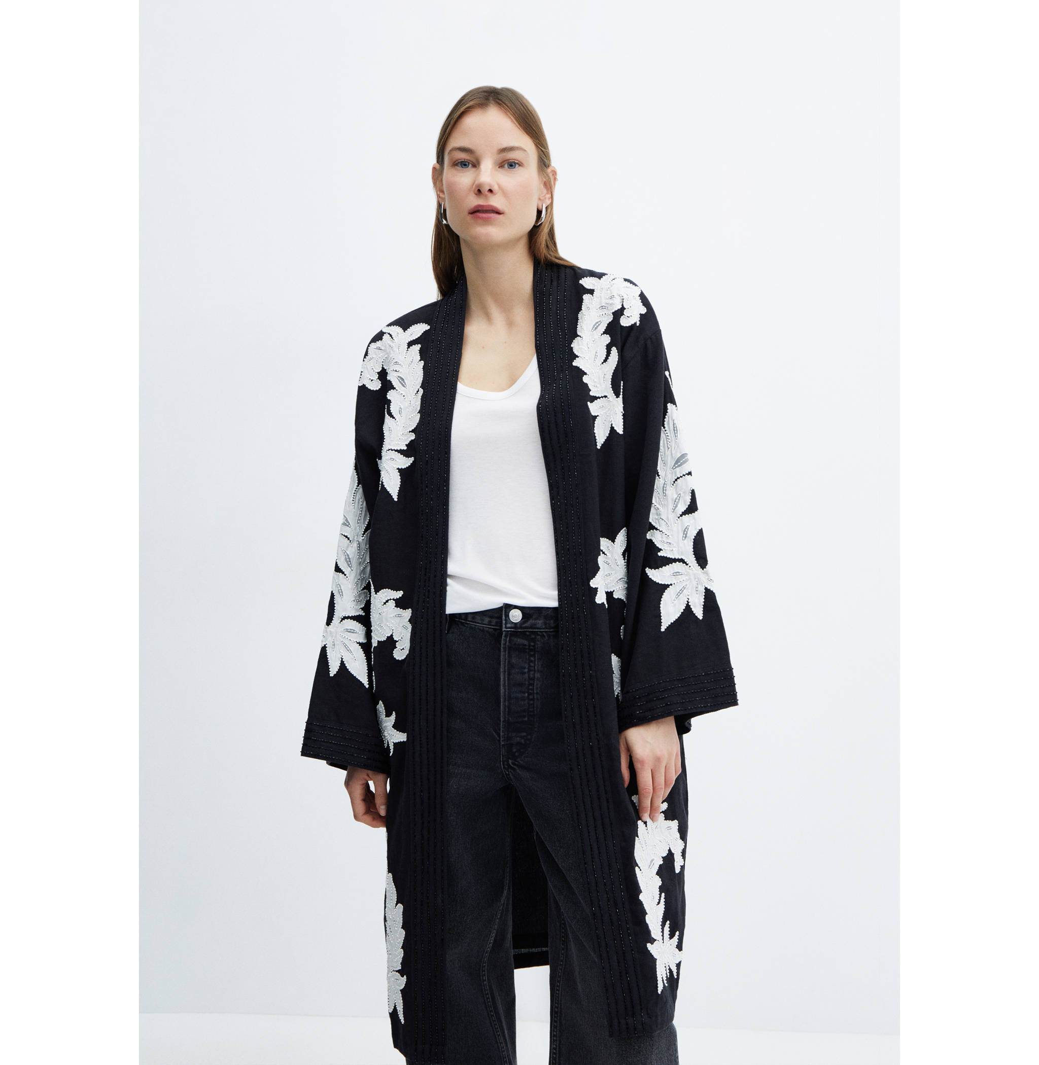 Caftan brodé à fleurs - Plan moyen