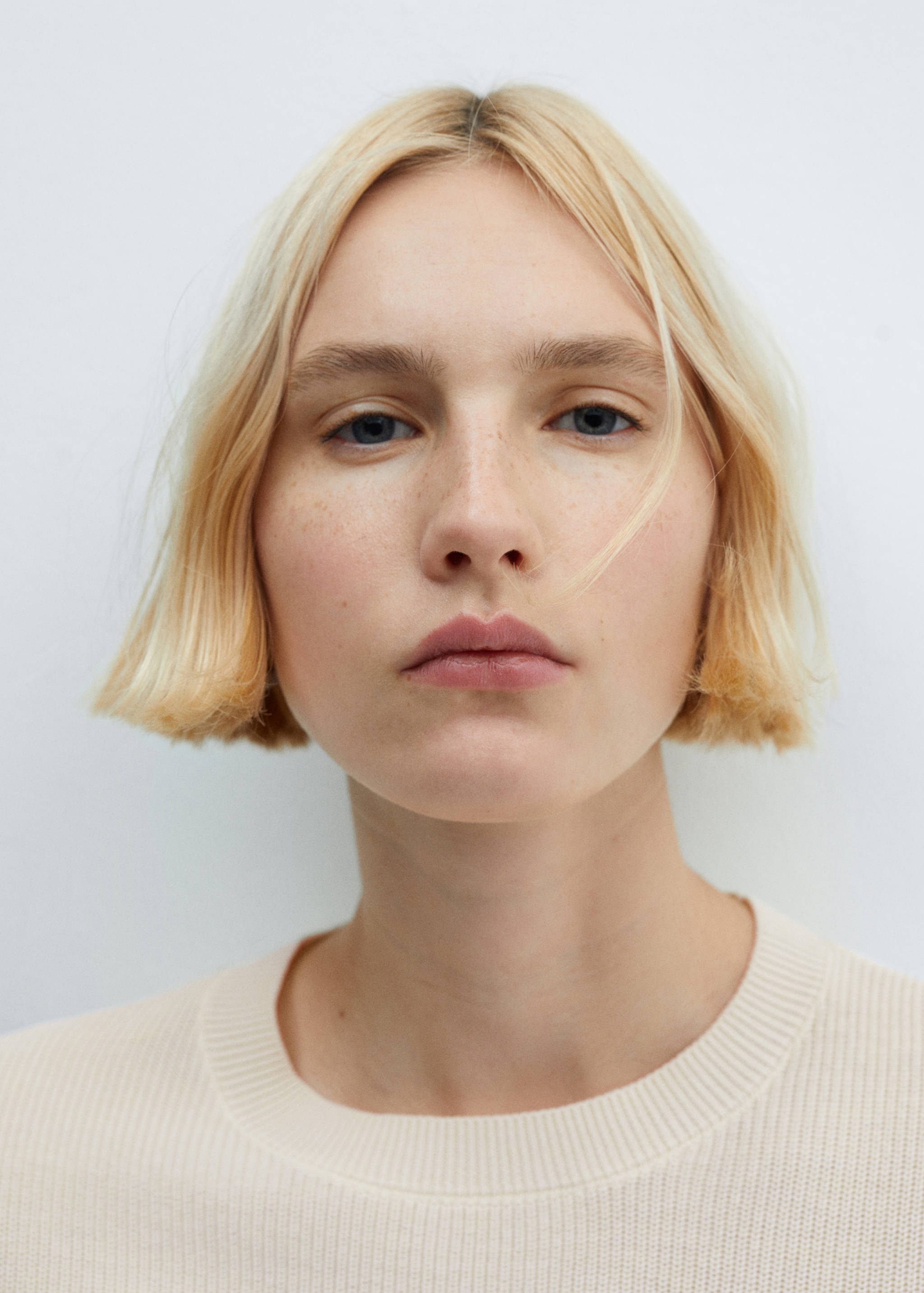 Round-neck knitted sweater - Details of the article 1