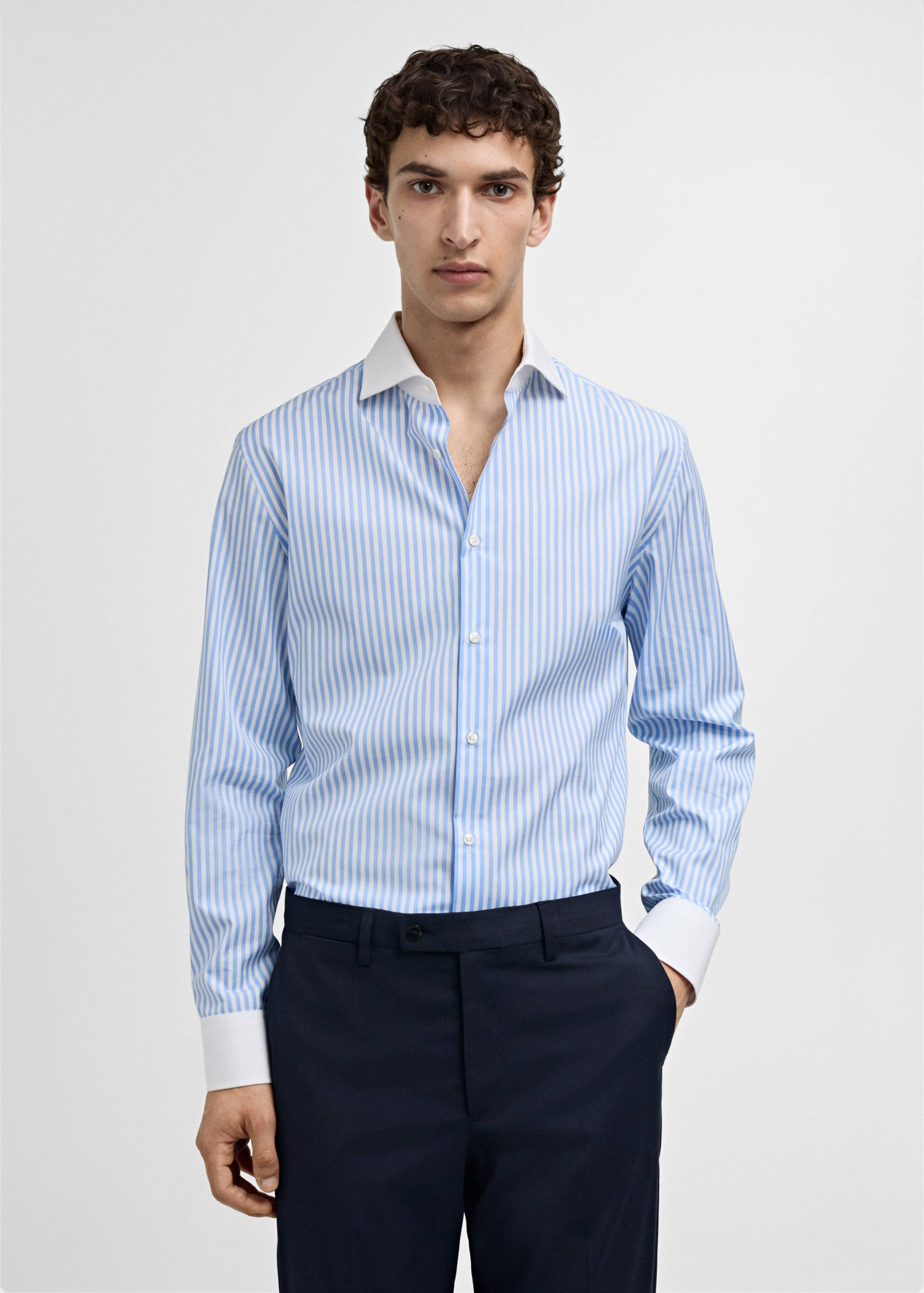 Gestreiftes Slim-Fit-Anzughemd - Mittlere Ansicht