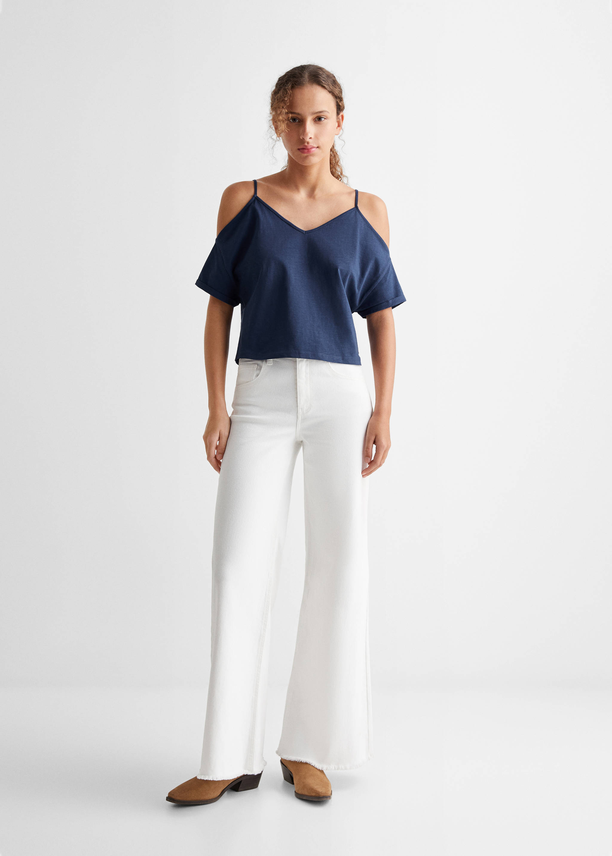 Camiseta hombros descubiertos - Plano general