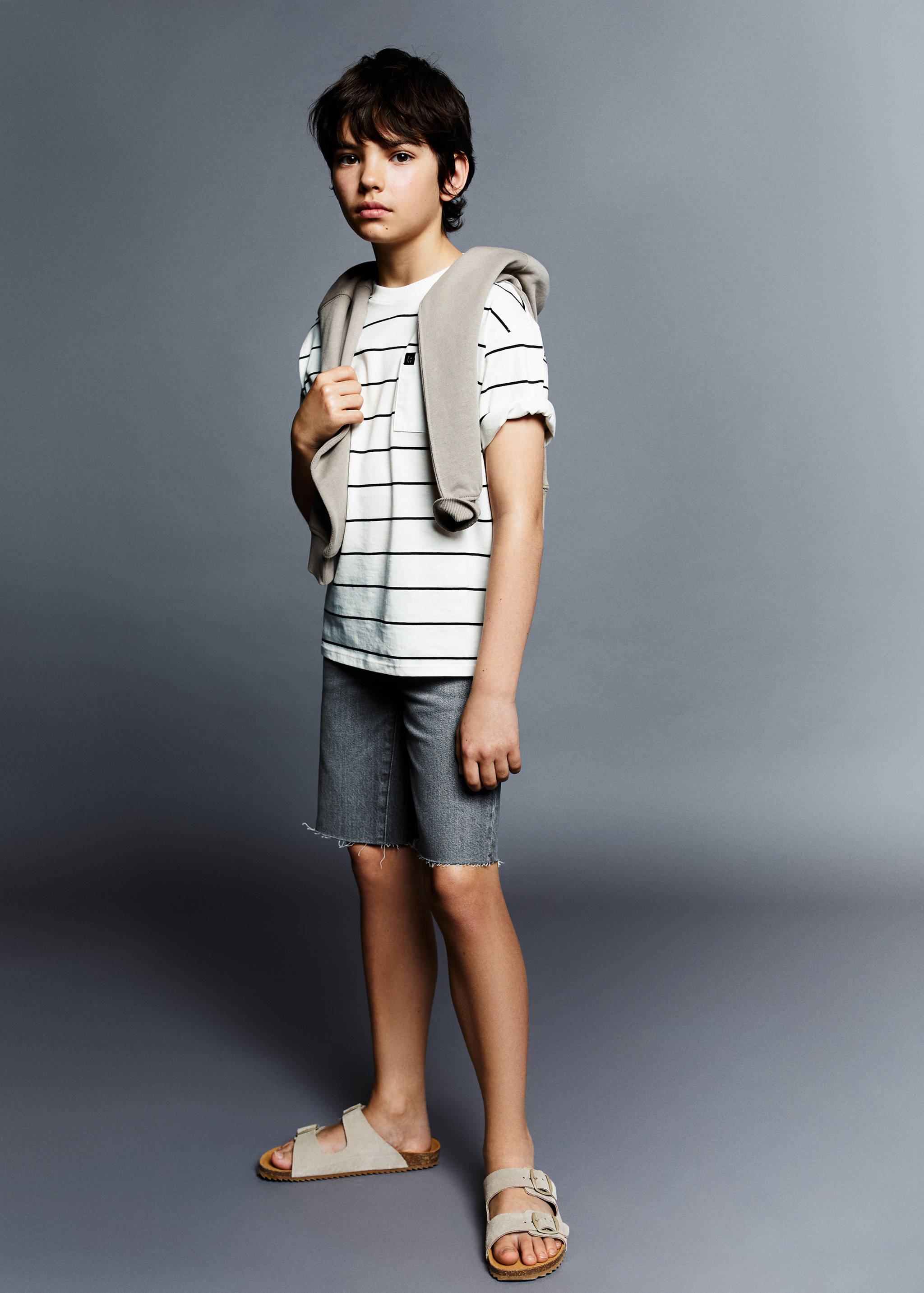 Bermudas denim bajo deshilachado - Plano general