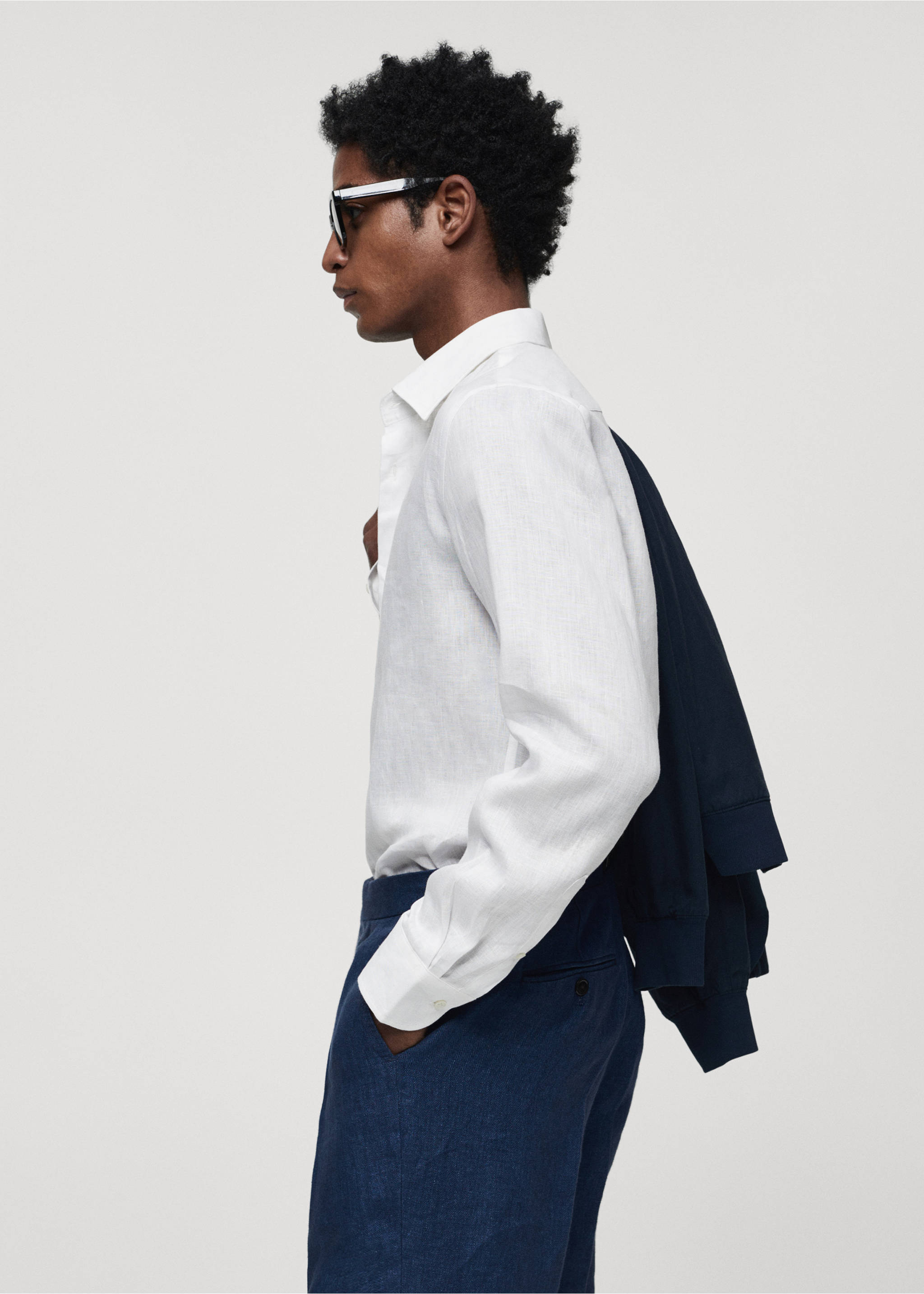 Regular-fit 100% linen shirt - Details of the article 2, White. Ref: 67096311-00.