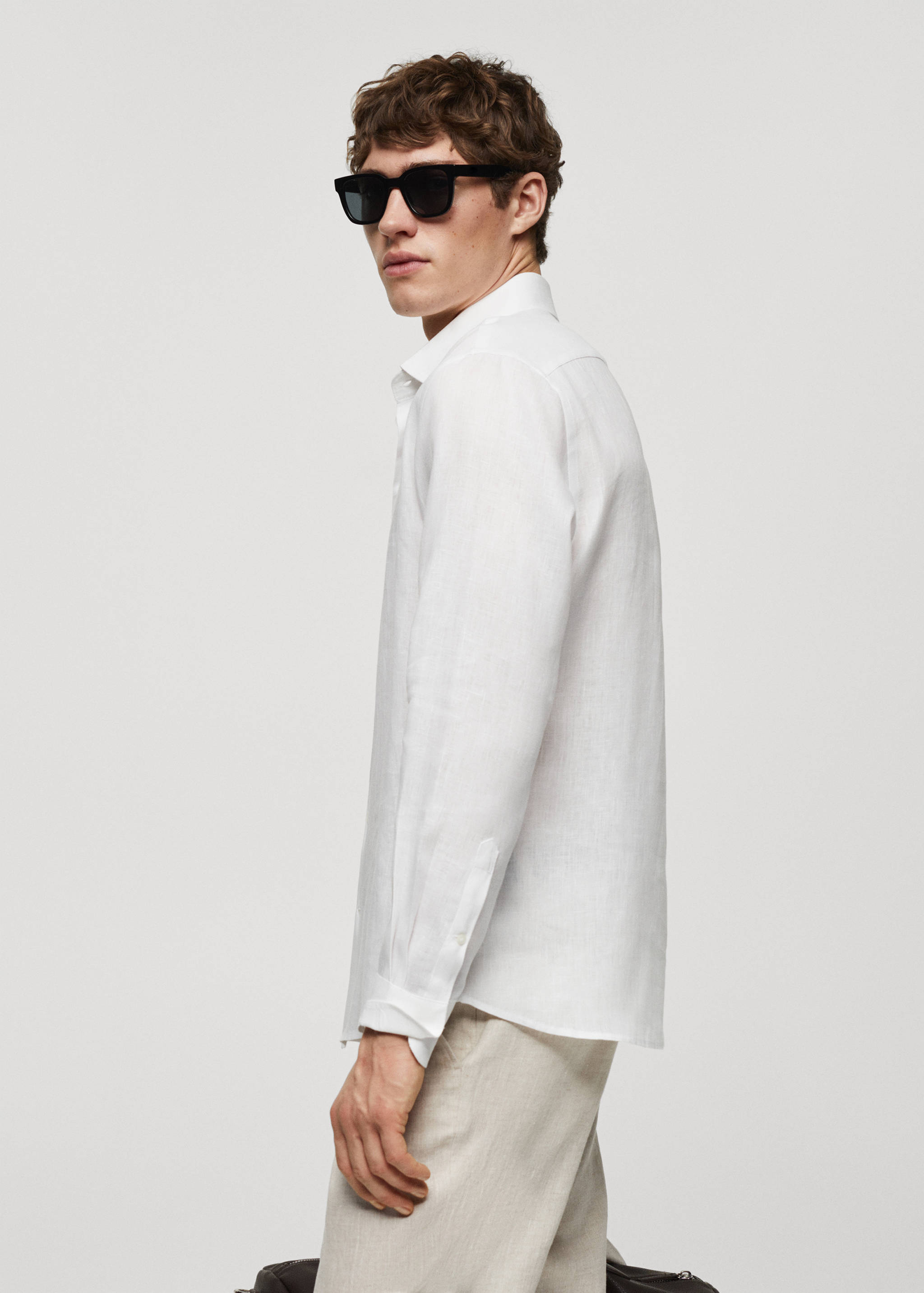 Regular-fit 100% linen shirt - Details of the article 2