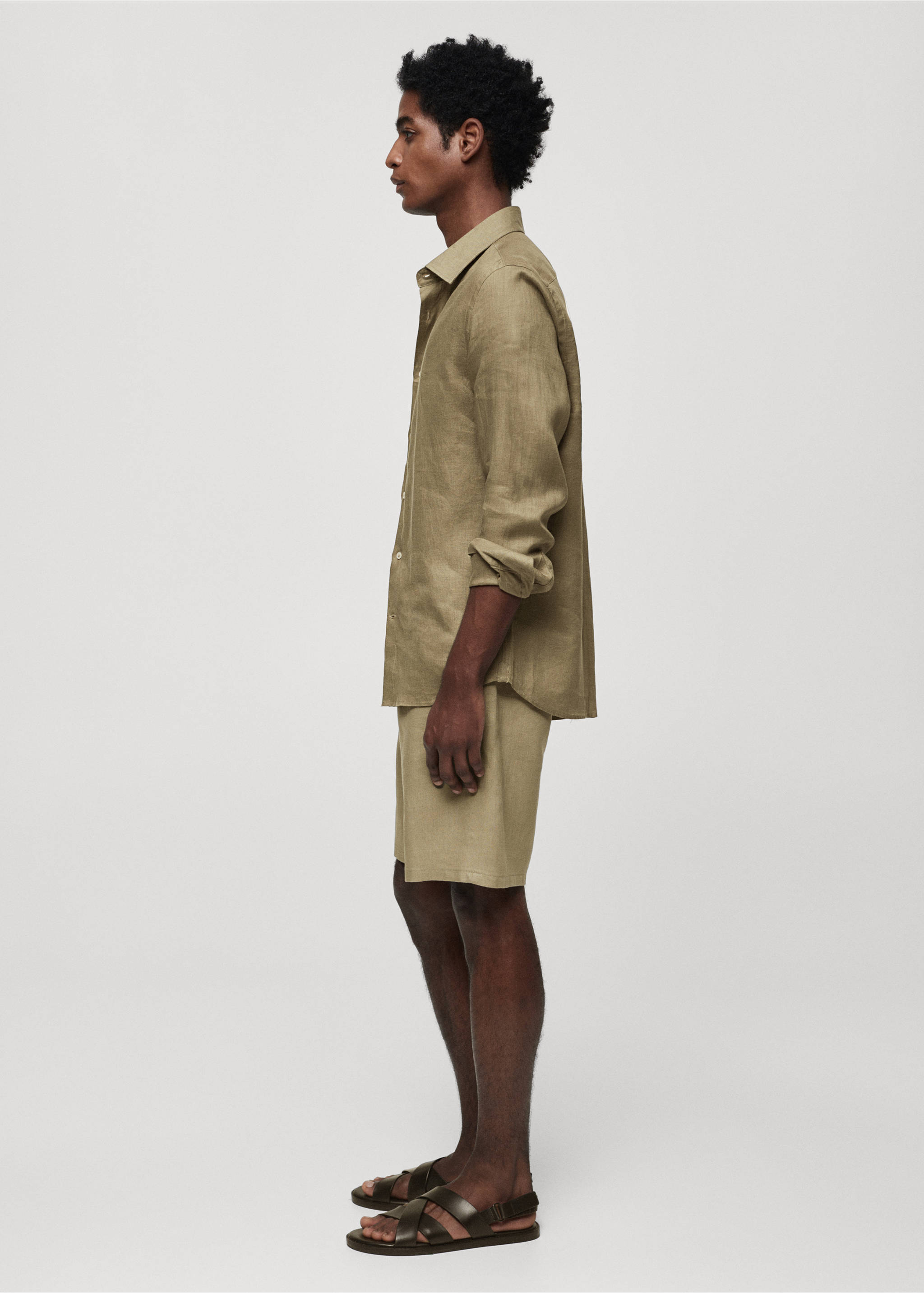 Regular-fit 100% linen shirt - Details of the article 2, Khaki. Ref: 67096311-00.