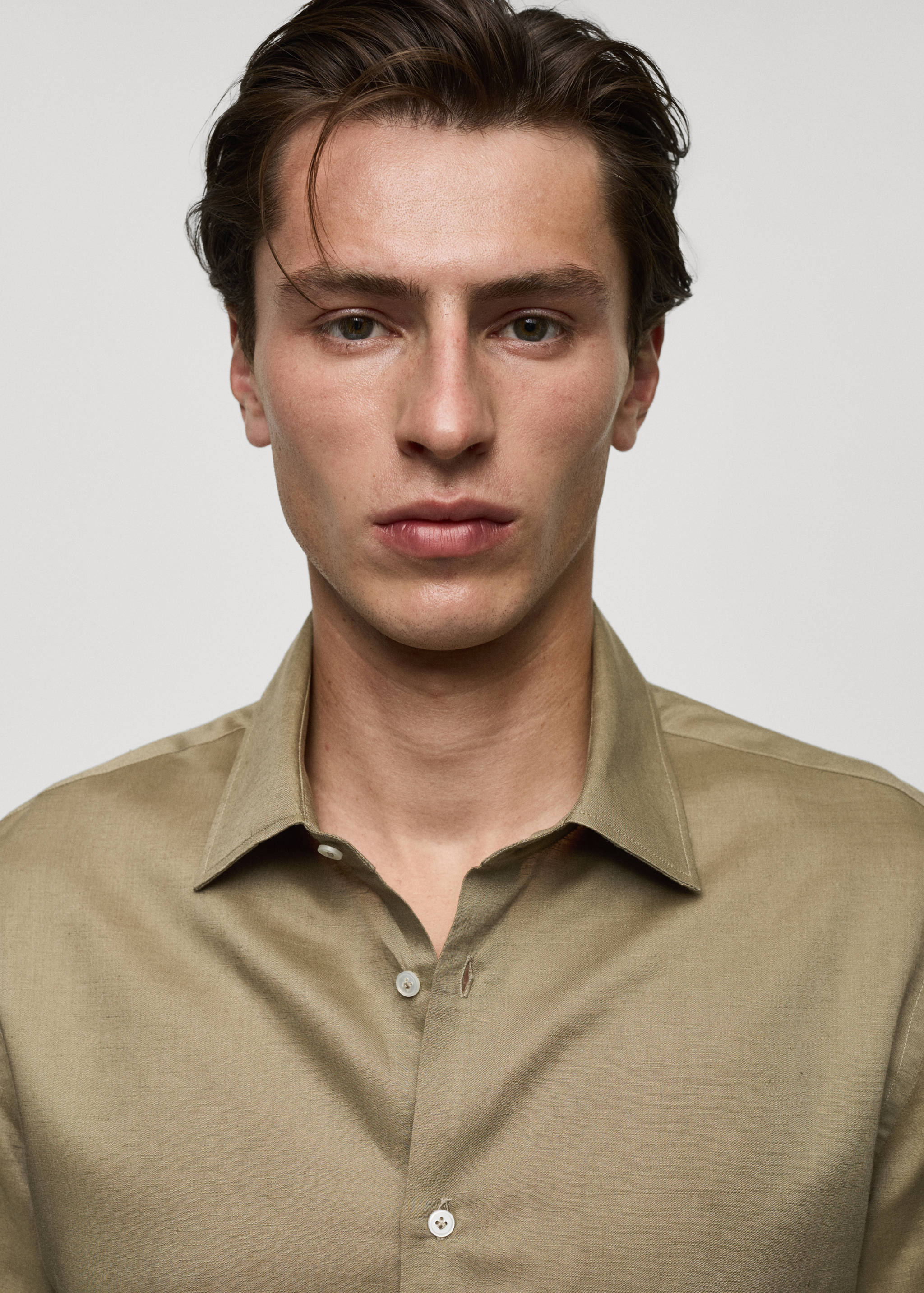 Regular-fit 100% linen shirt - Details of the article 3