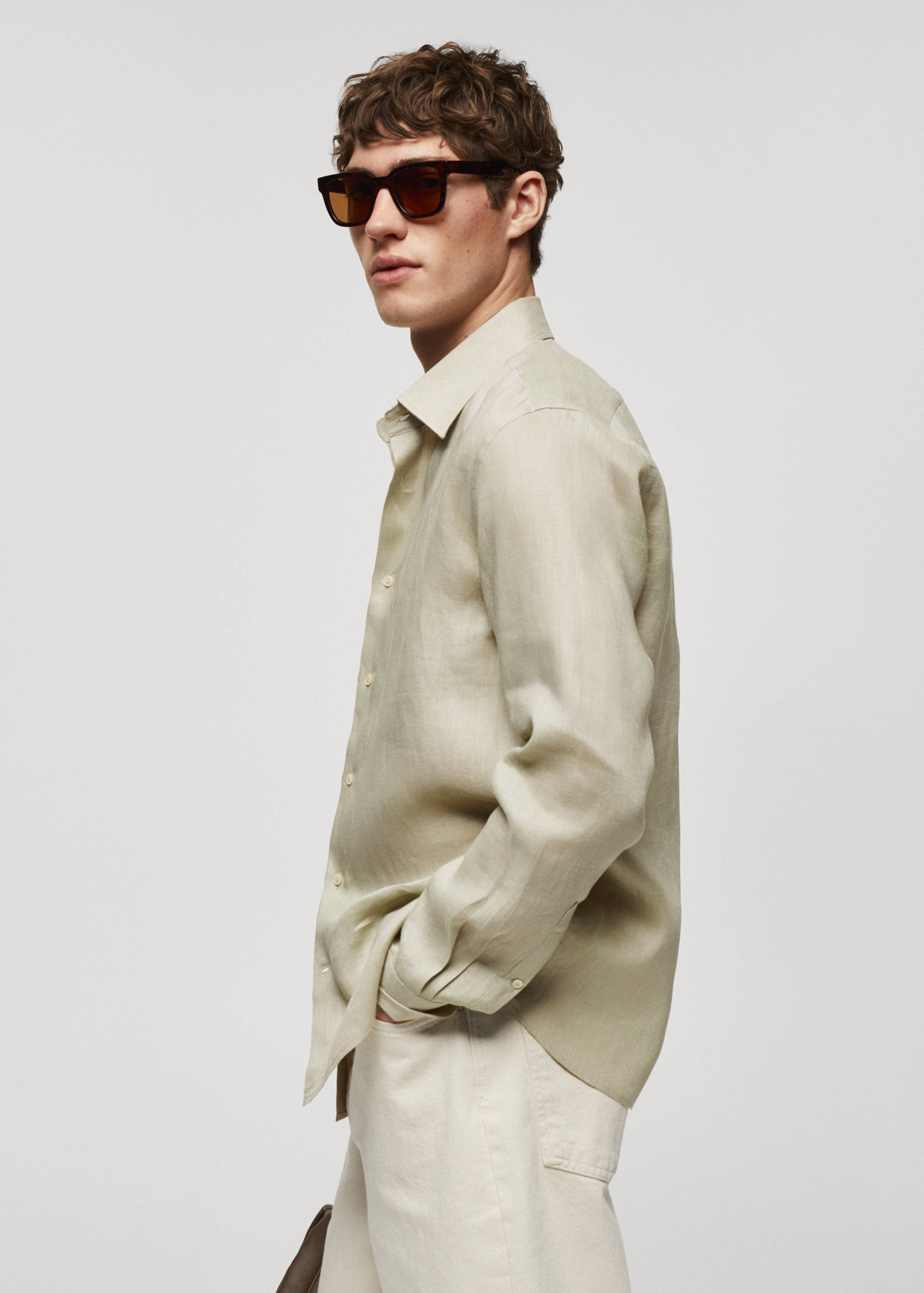 Regular-fit 100% linen shirt - Details of the article 2