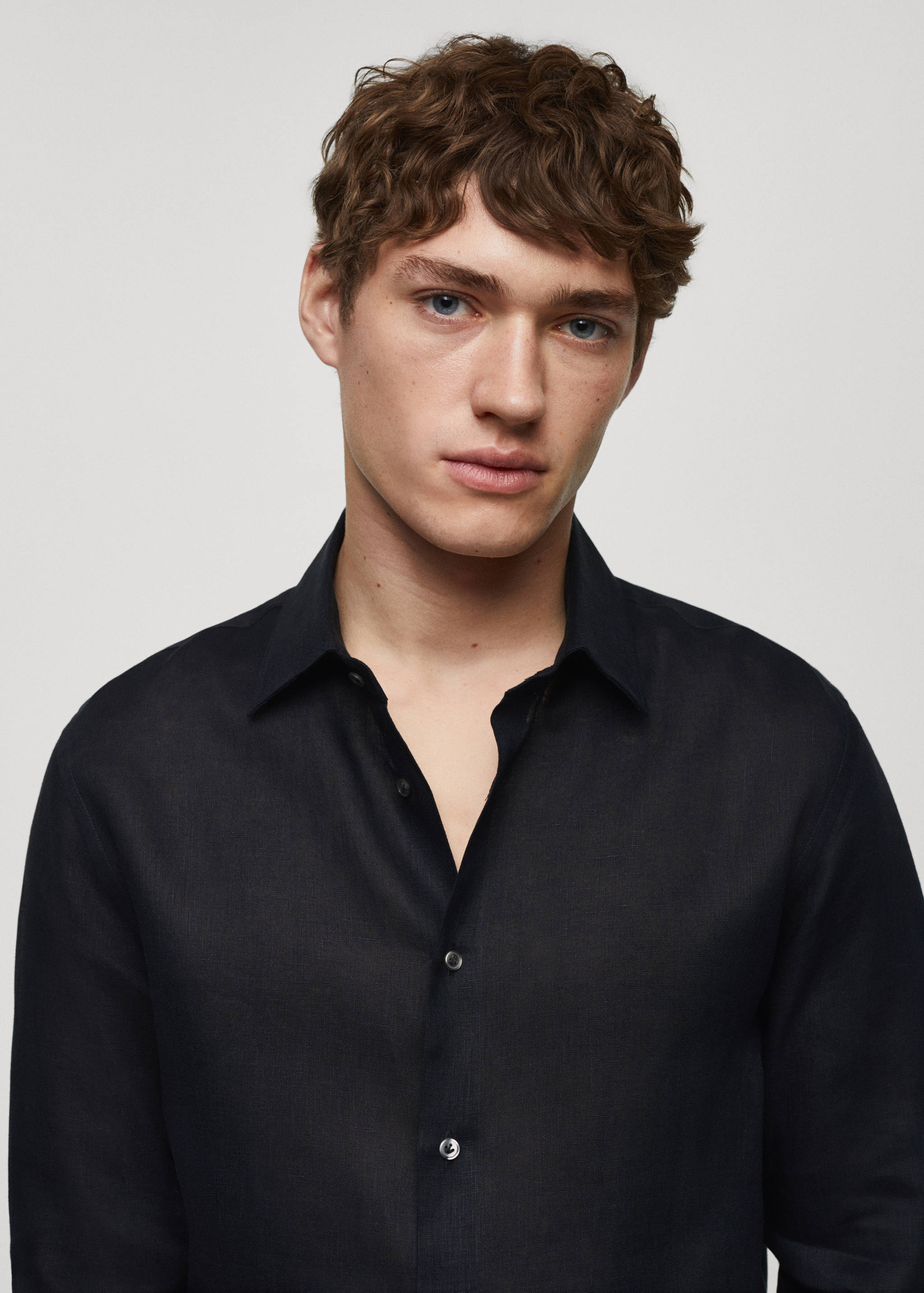 Regular-fit 100% linen shirt - Details of the article 3