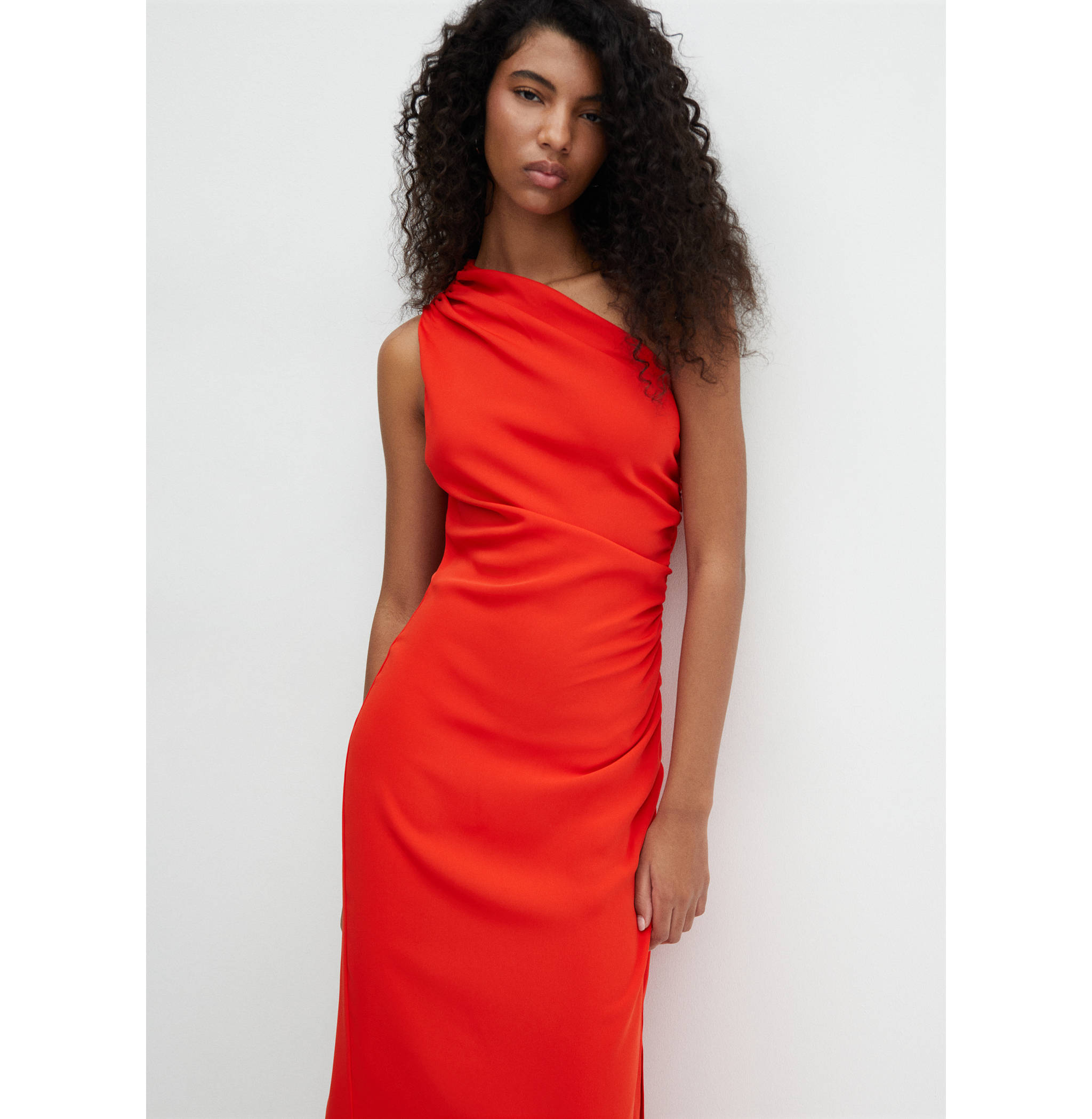 Vestido asimétrico abertura lateral - Plano medio