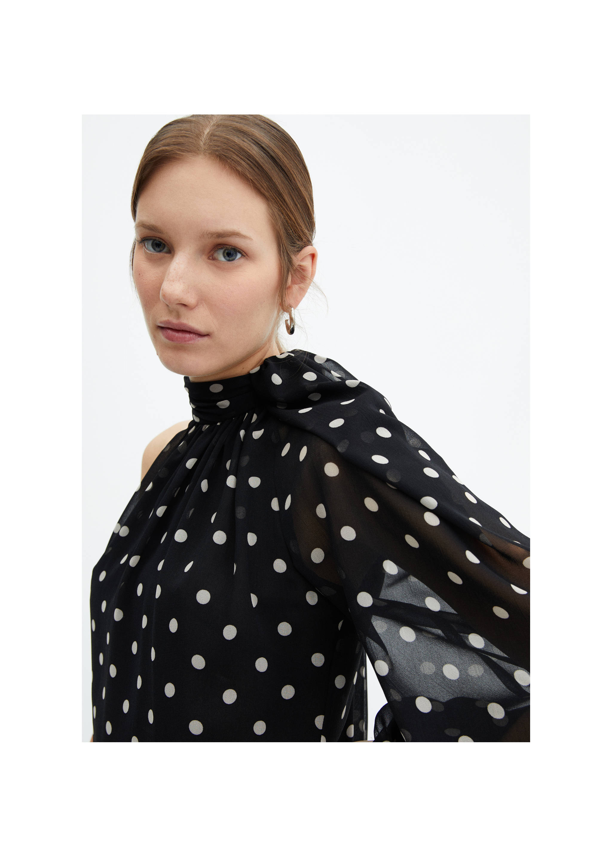 Asymmetric polka dot blouse - Details of the article 3, Black. Ref: 67096342-00.