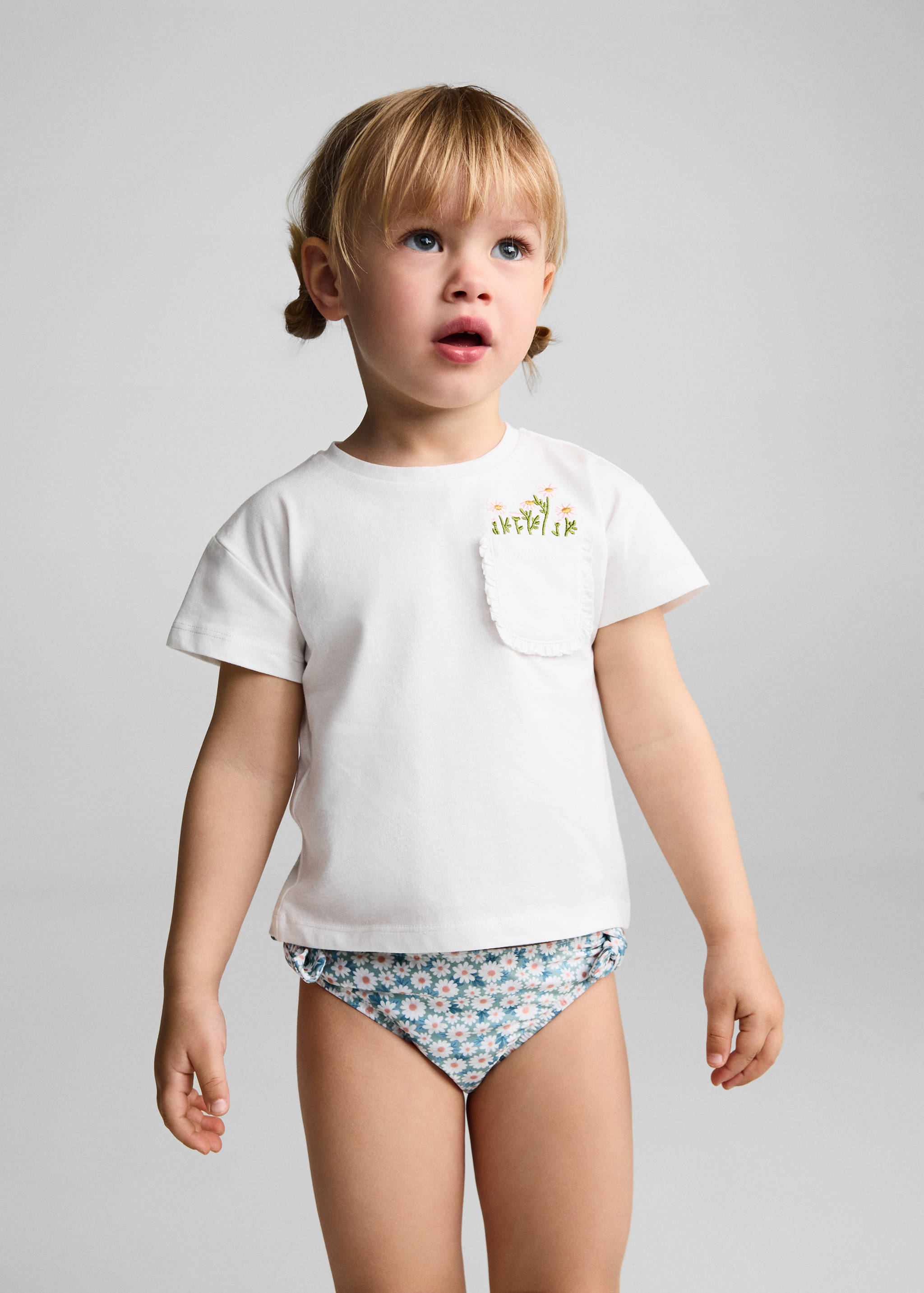 Culotte bikini à fleurs - Plan moyen