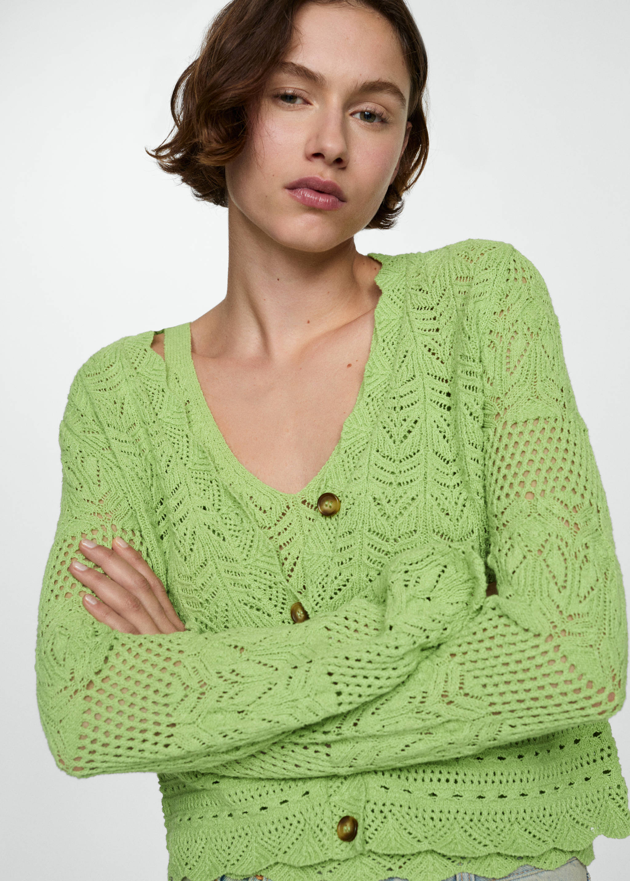 Кардиган с перфорацией - Средний план