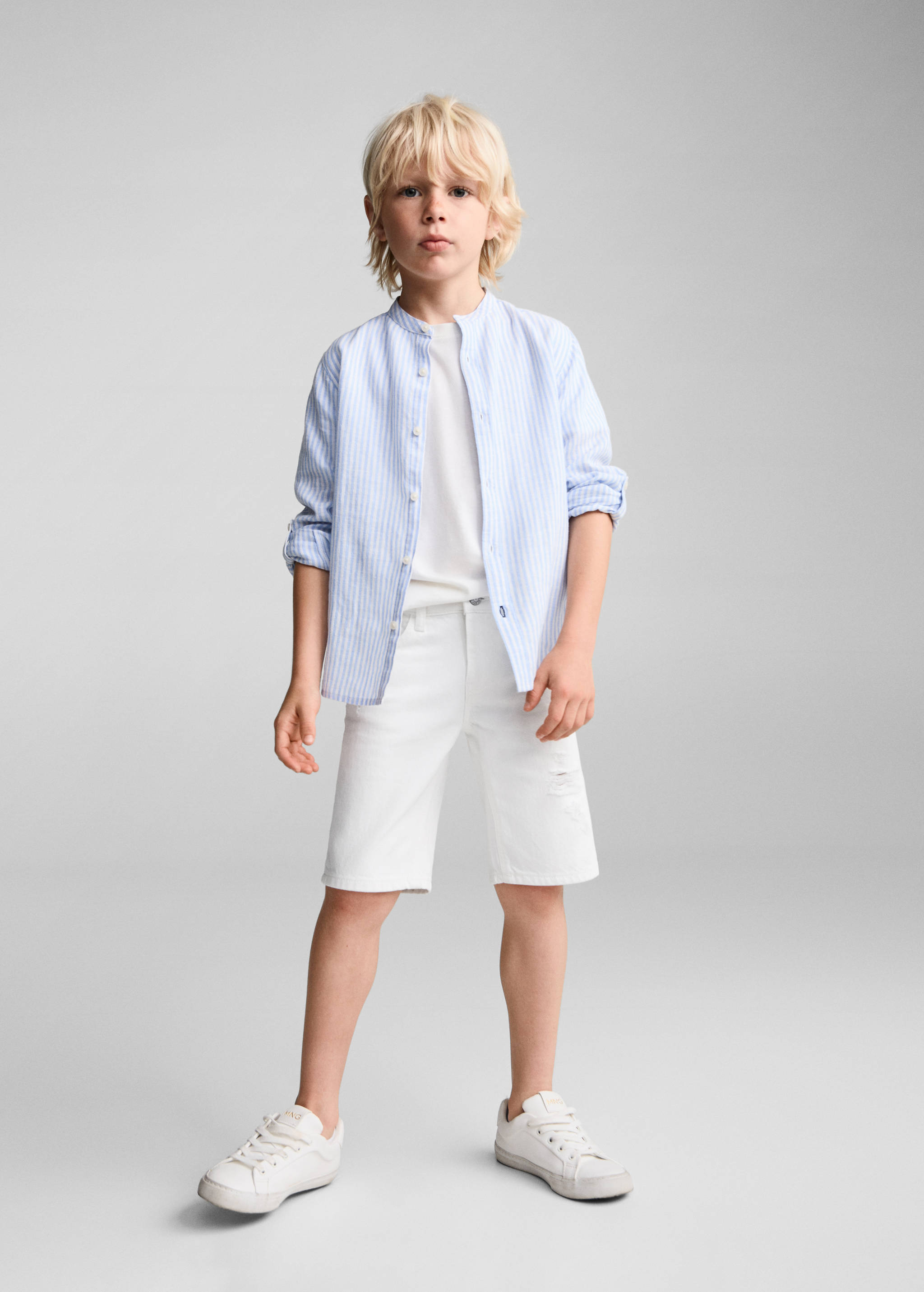Bermudas vaqueras rotos decorativos - Plano general