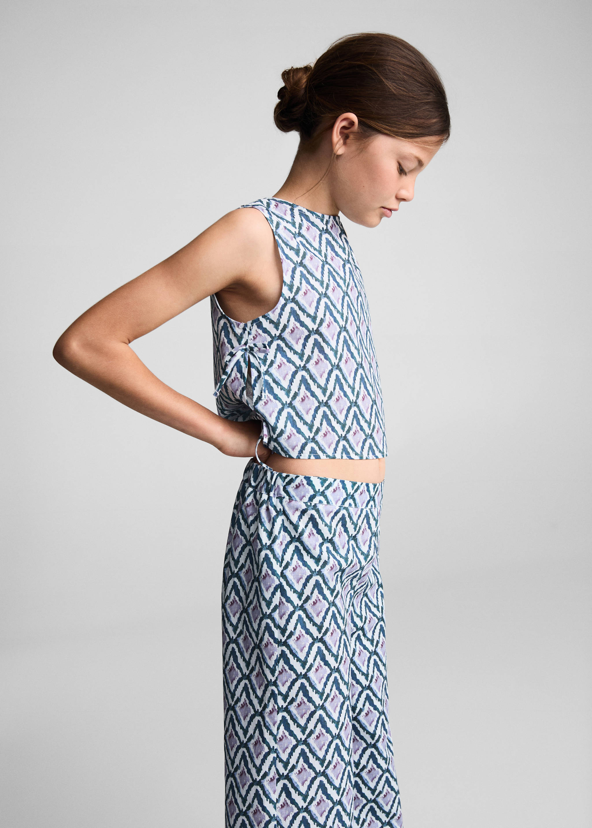 Top cropped estampado com laço - Plano médio