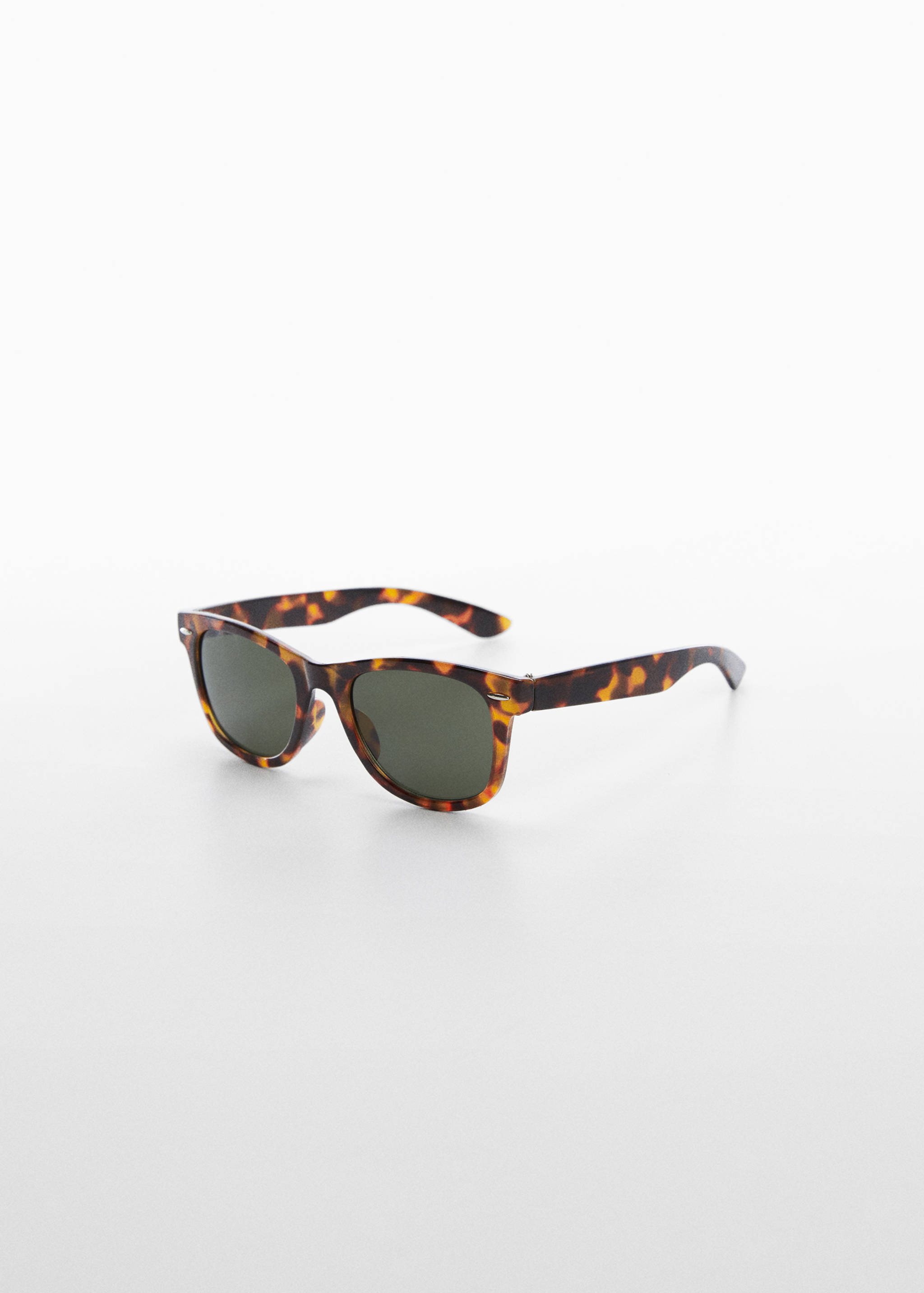 Lunettes de soleil écaille - Plan moyen