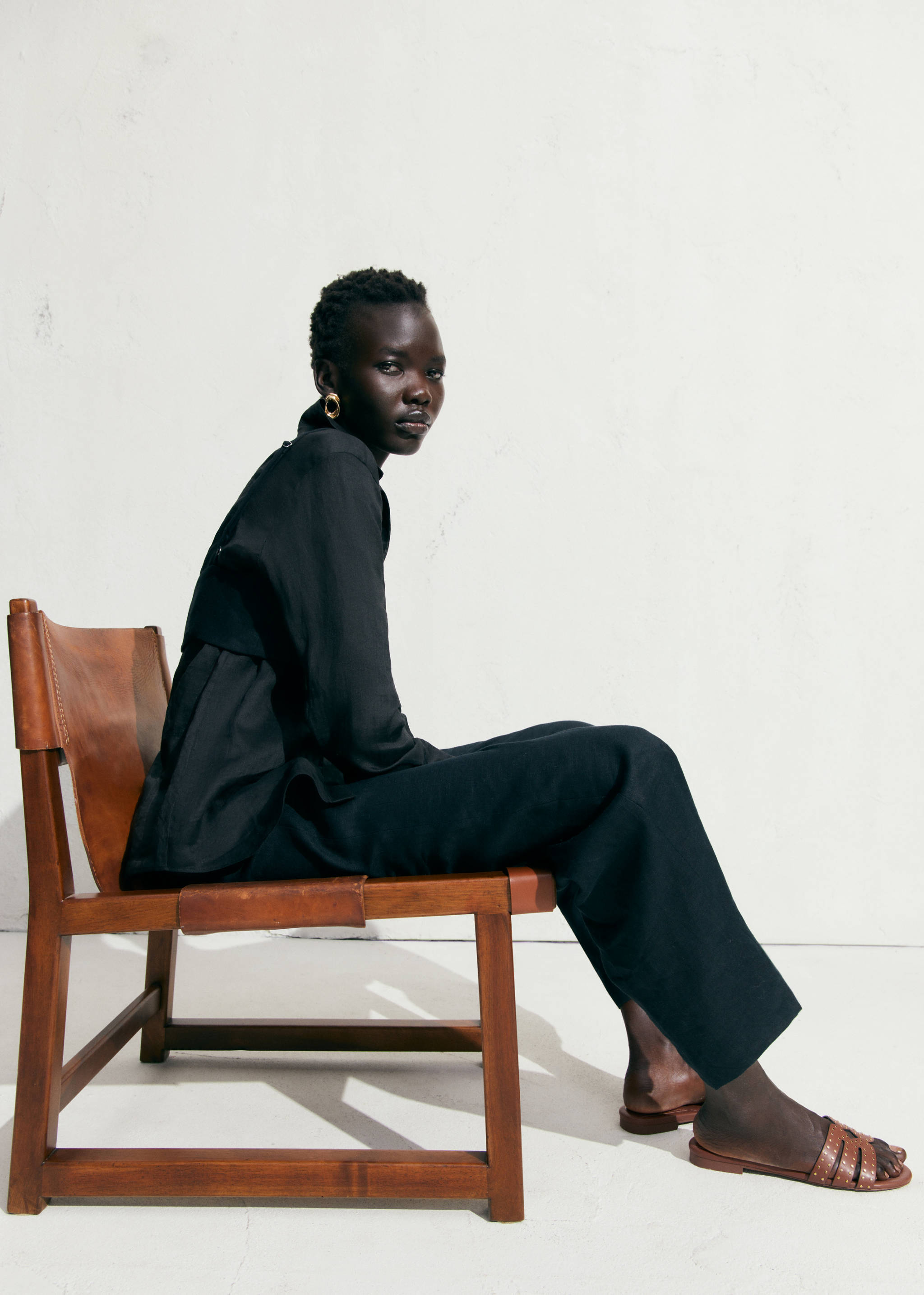 Sandalia tiras abalorios - Plano general