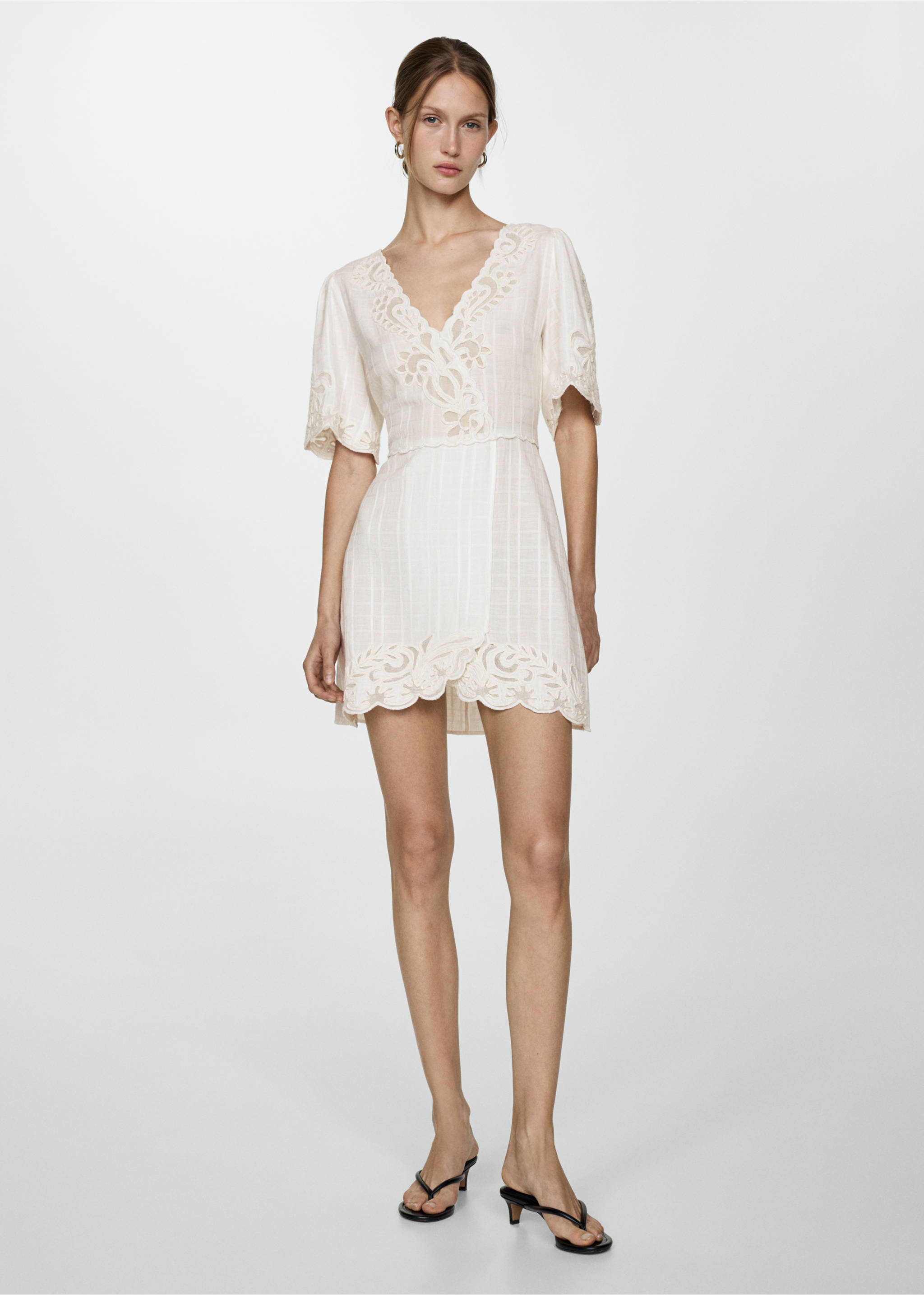 Robe courte brodée - Plan général, Écru. Ref: 77000358-00.