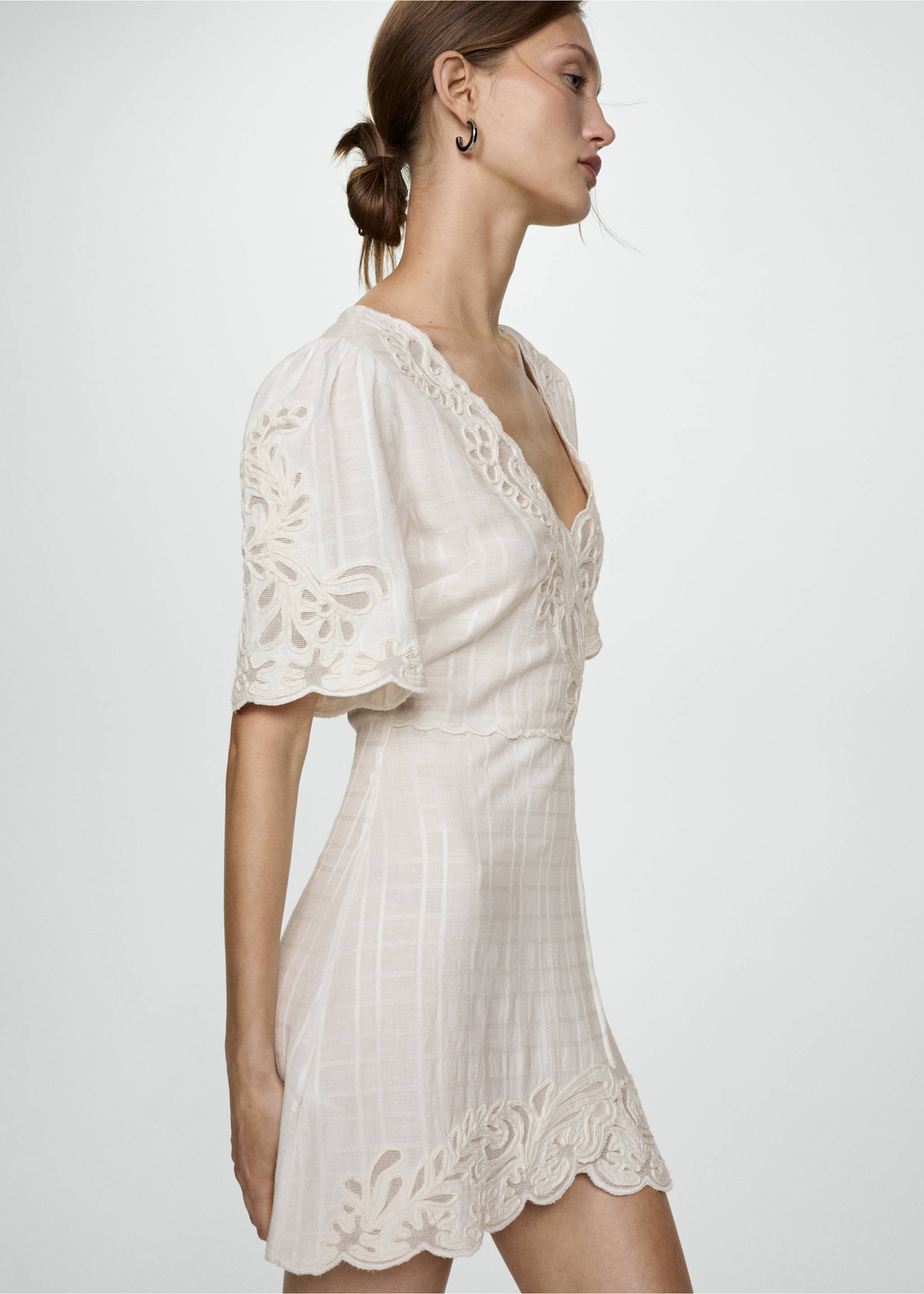 Robe courte brodée - Plan moyen, Écru. Ref: 77000358-00.