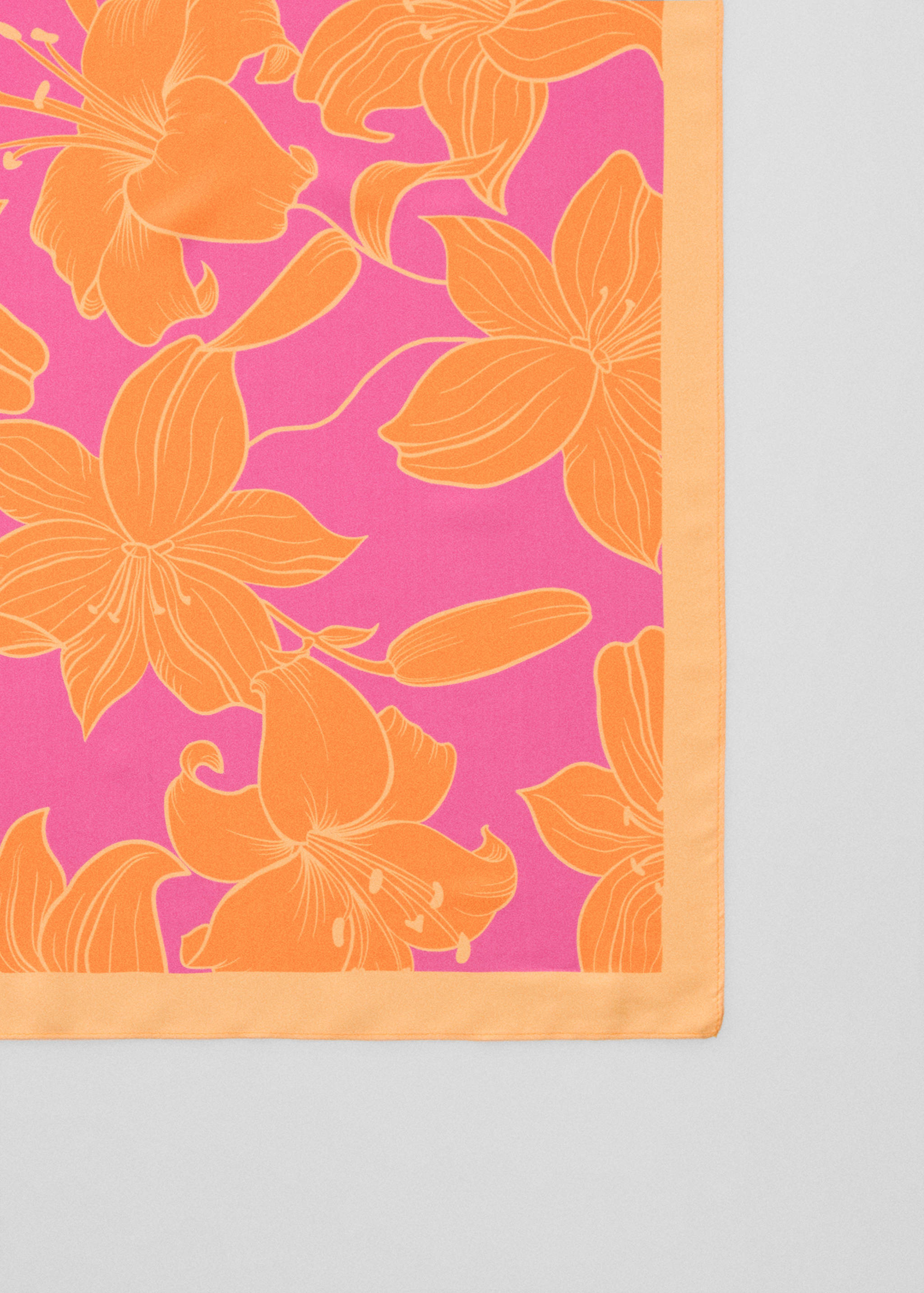 Foulard imprimé à fleurs - Plan moyen