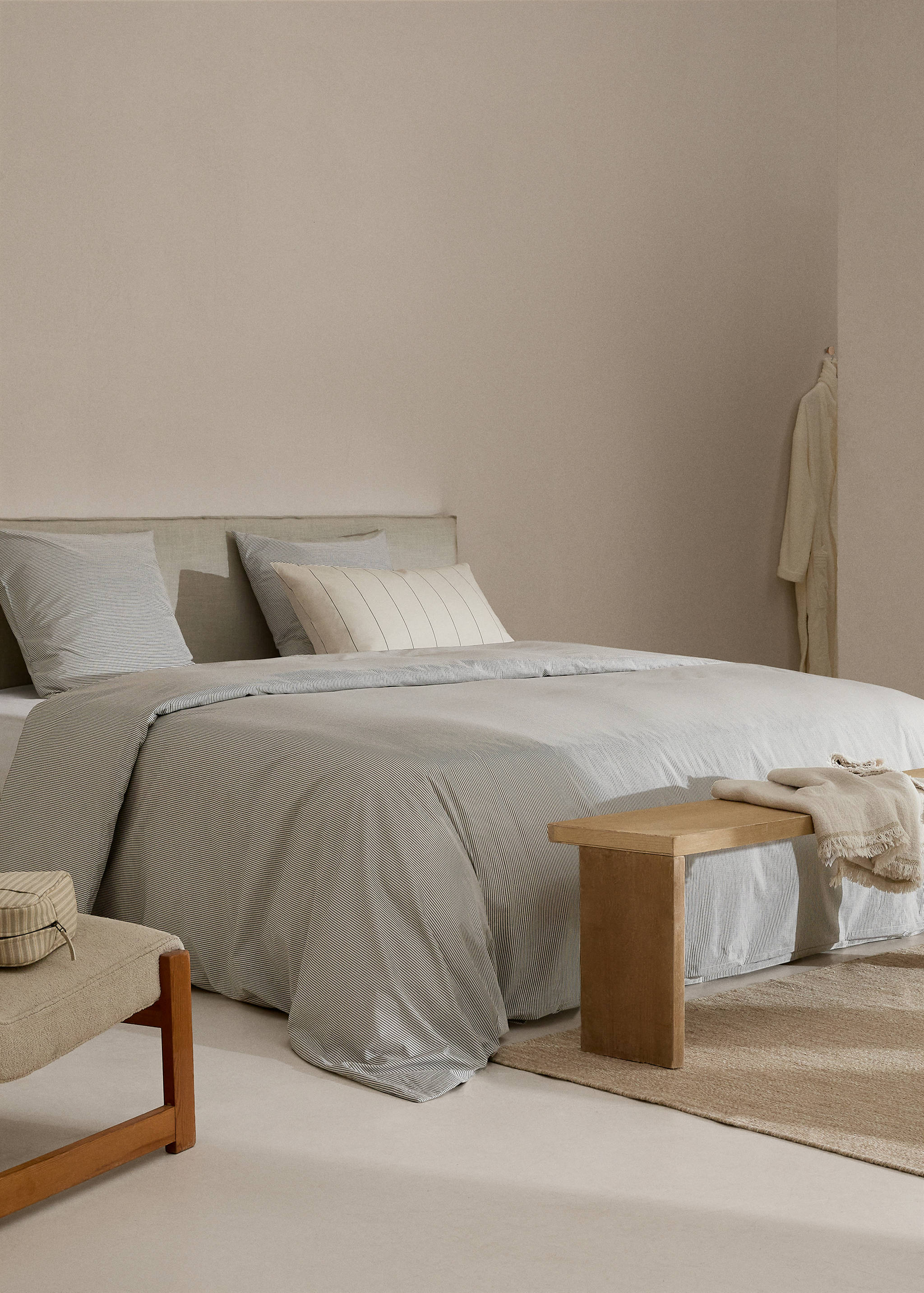 Multi-striped two-tone design duvet cover for king bed - General plane