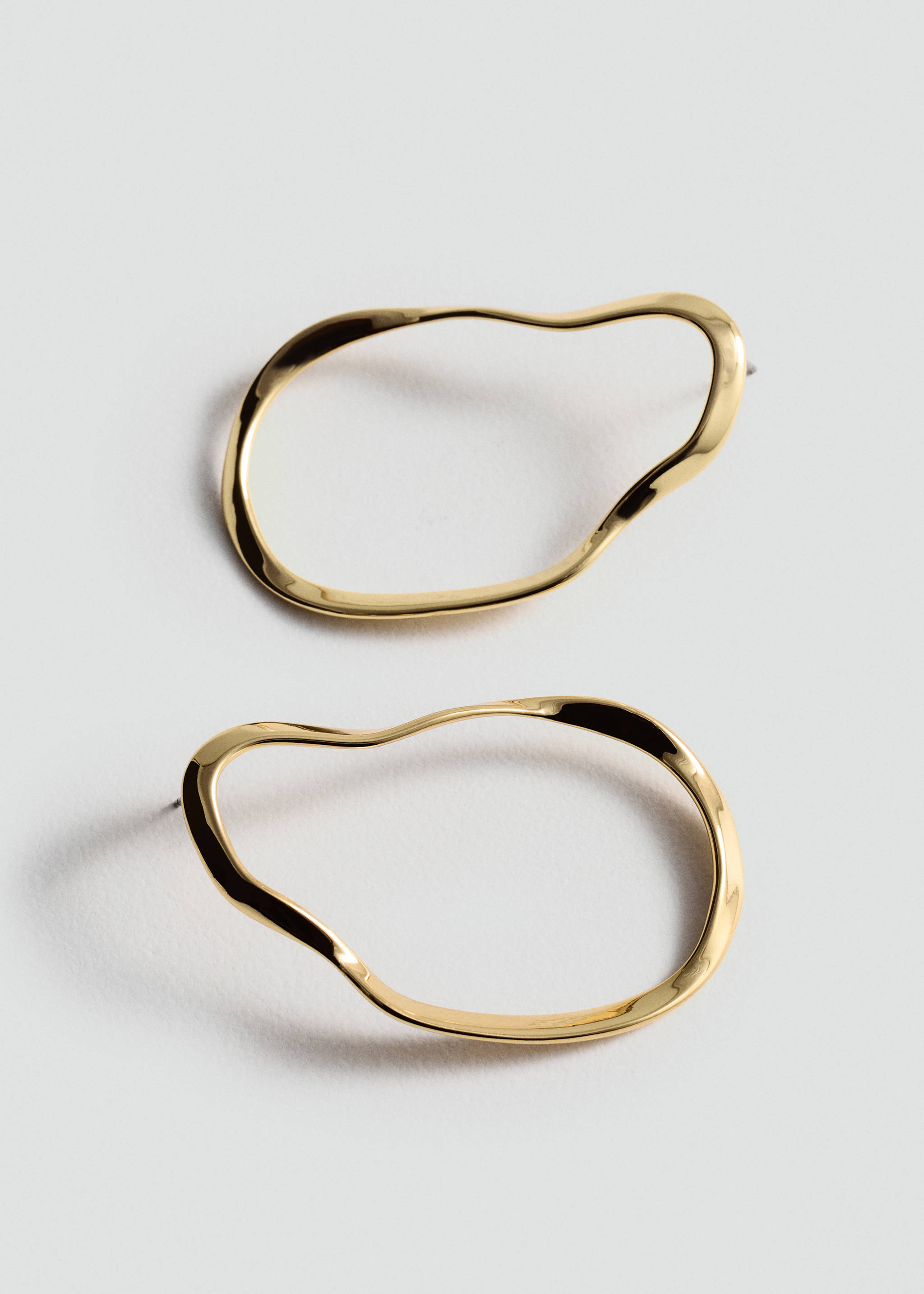 Овальные неровные серьги - Средний план