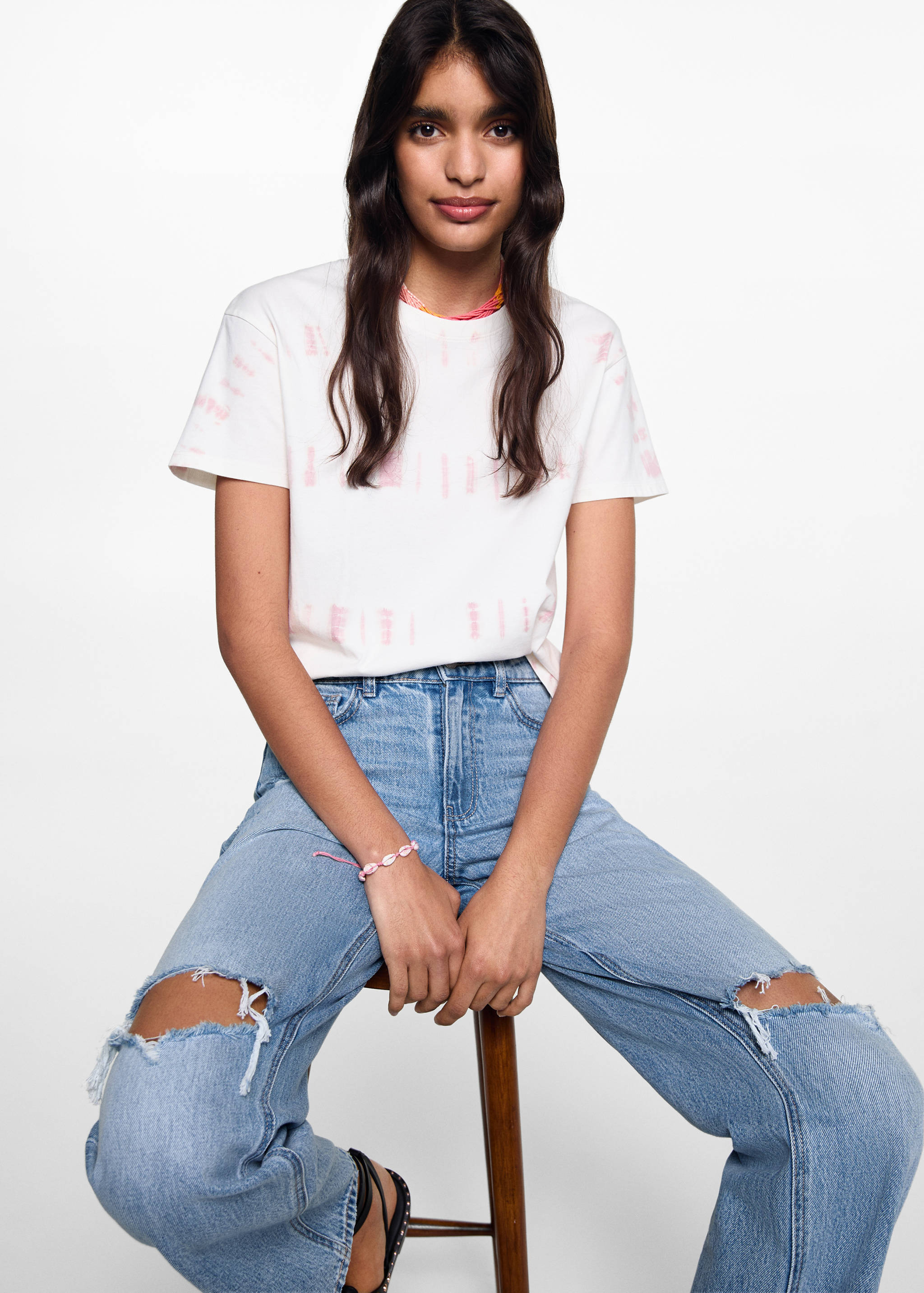 Gerade Jeans mit mittelhohem Bund und Rissen - Detail des Artikels 2