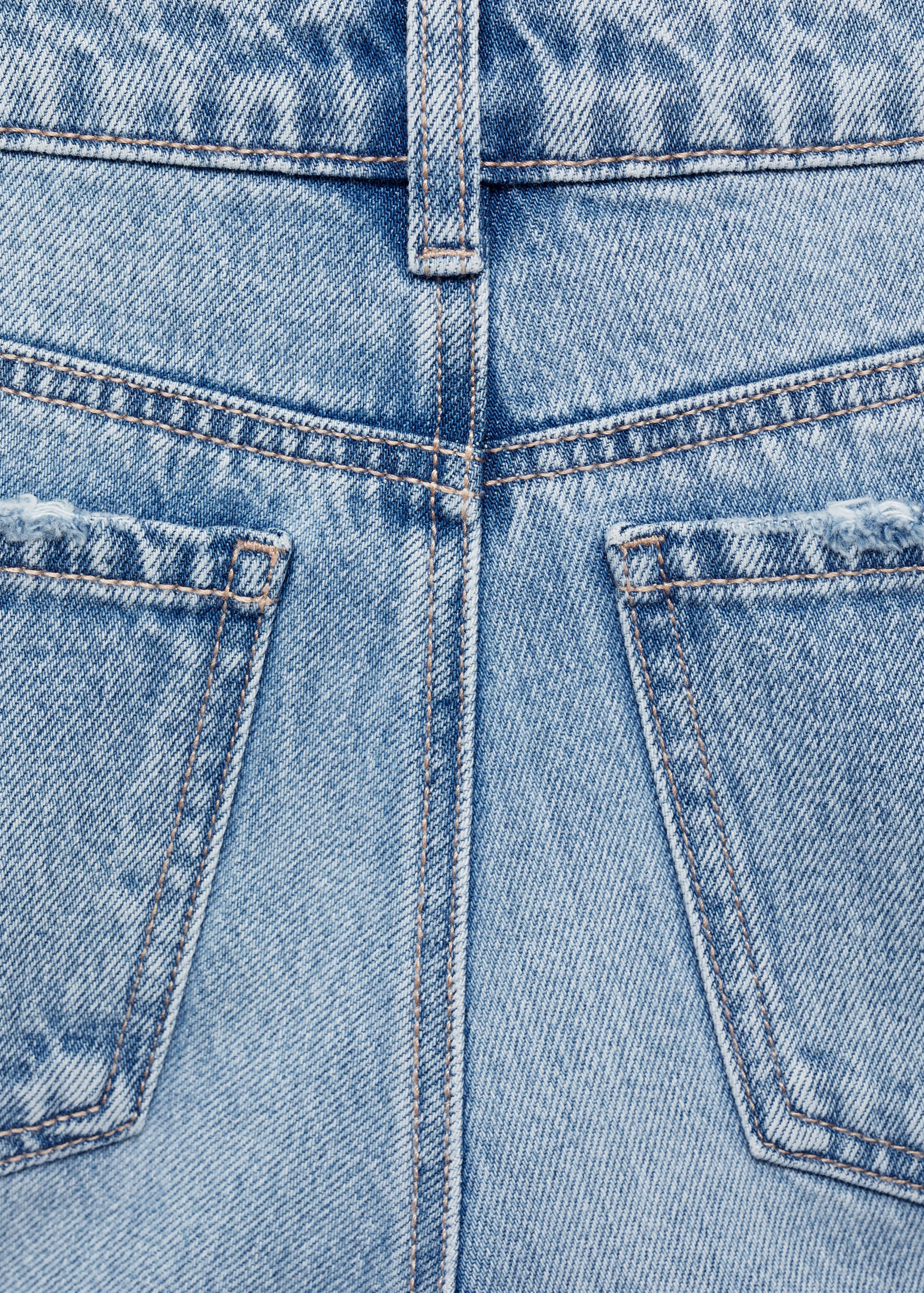 Gerade Jeans mit mittelhohem Bund und Rissen - Detail des Artikels 0