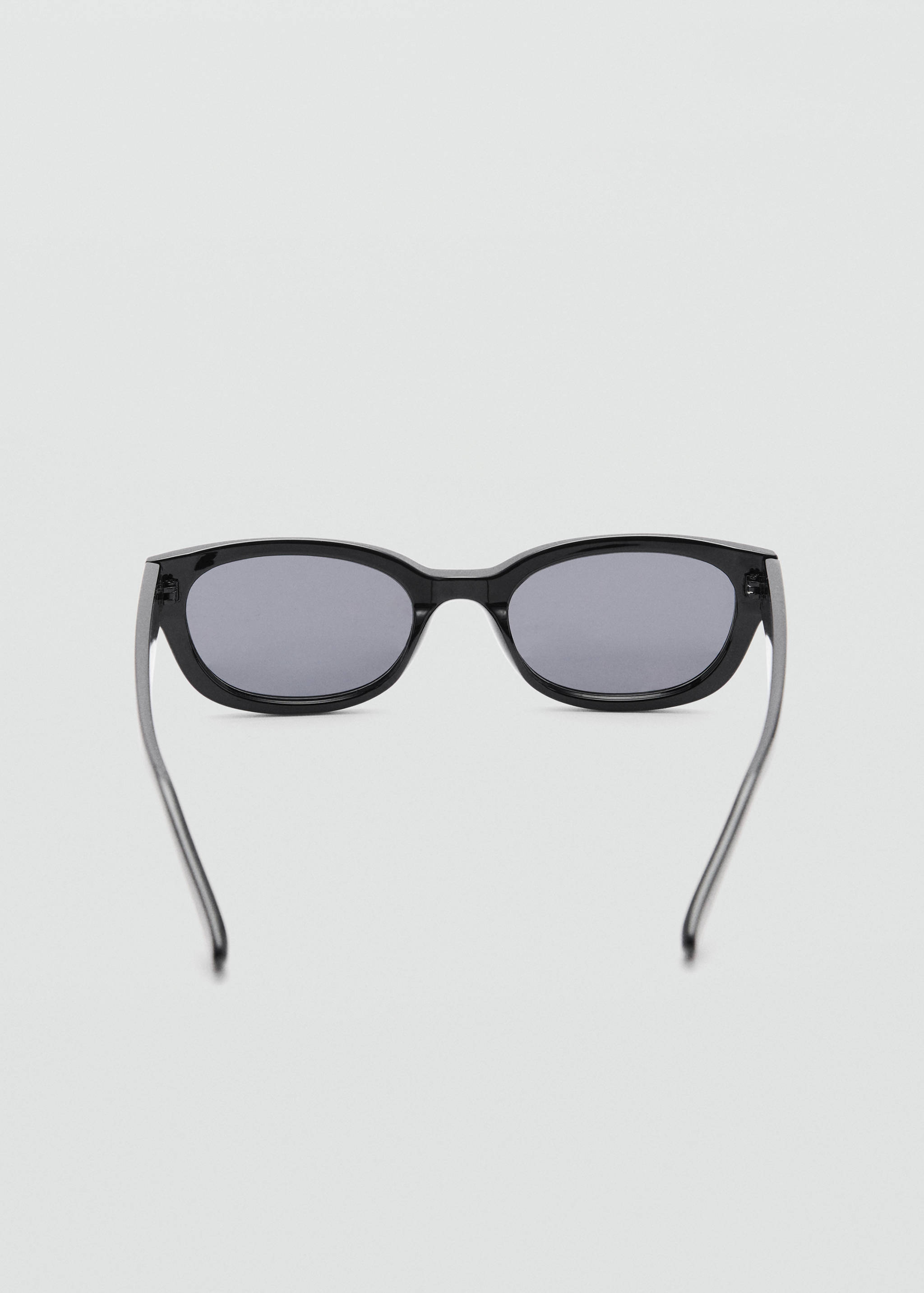 Солнцезащитные очки в пластиковой оправе - Деталь изделия 1