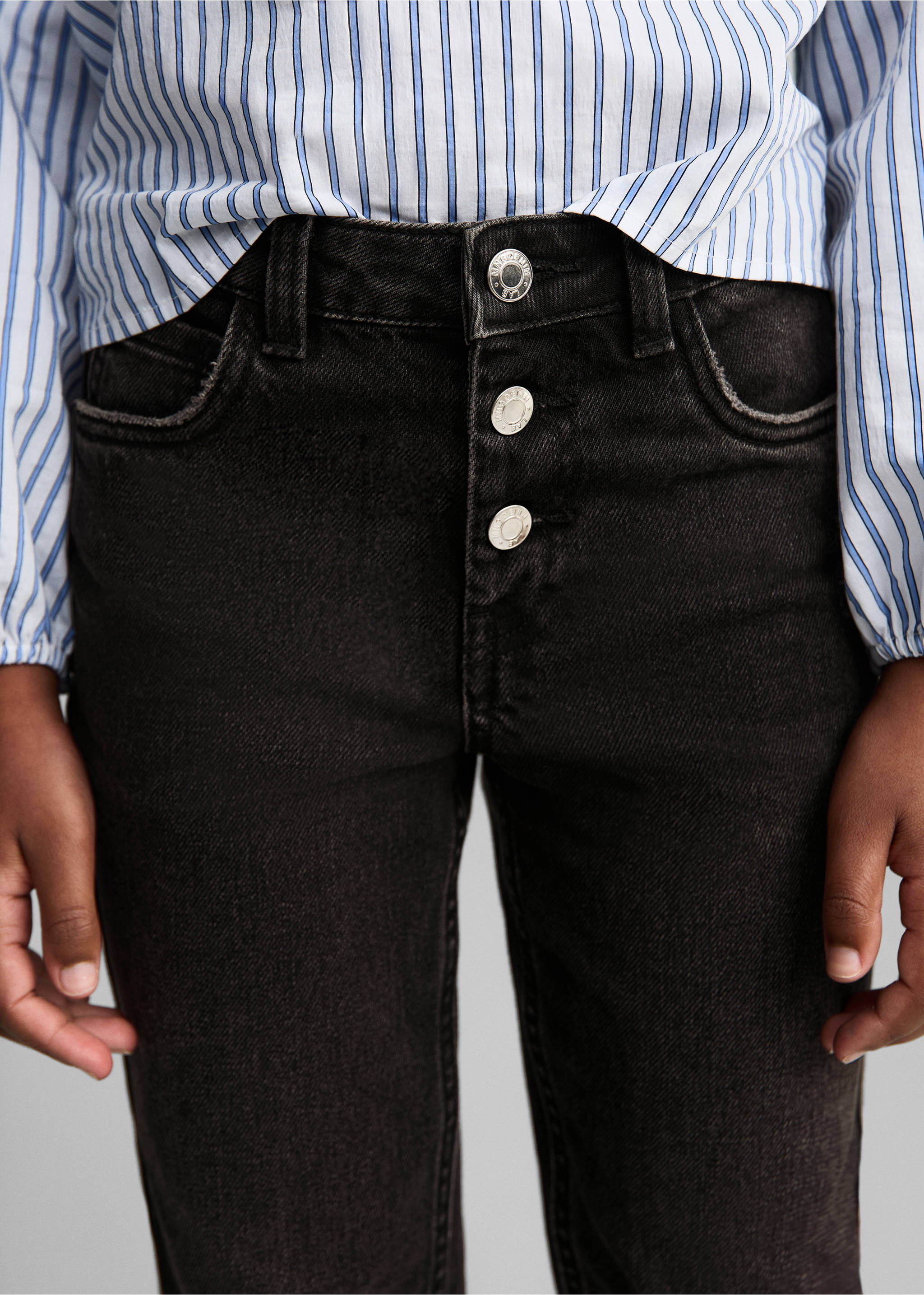 Mom-fit jeans - Details of the article 1, Black denim. Ref: 77003275-00.