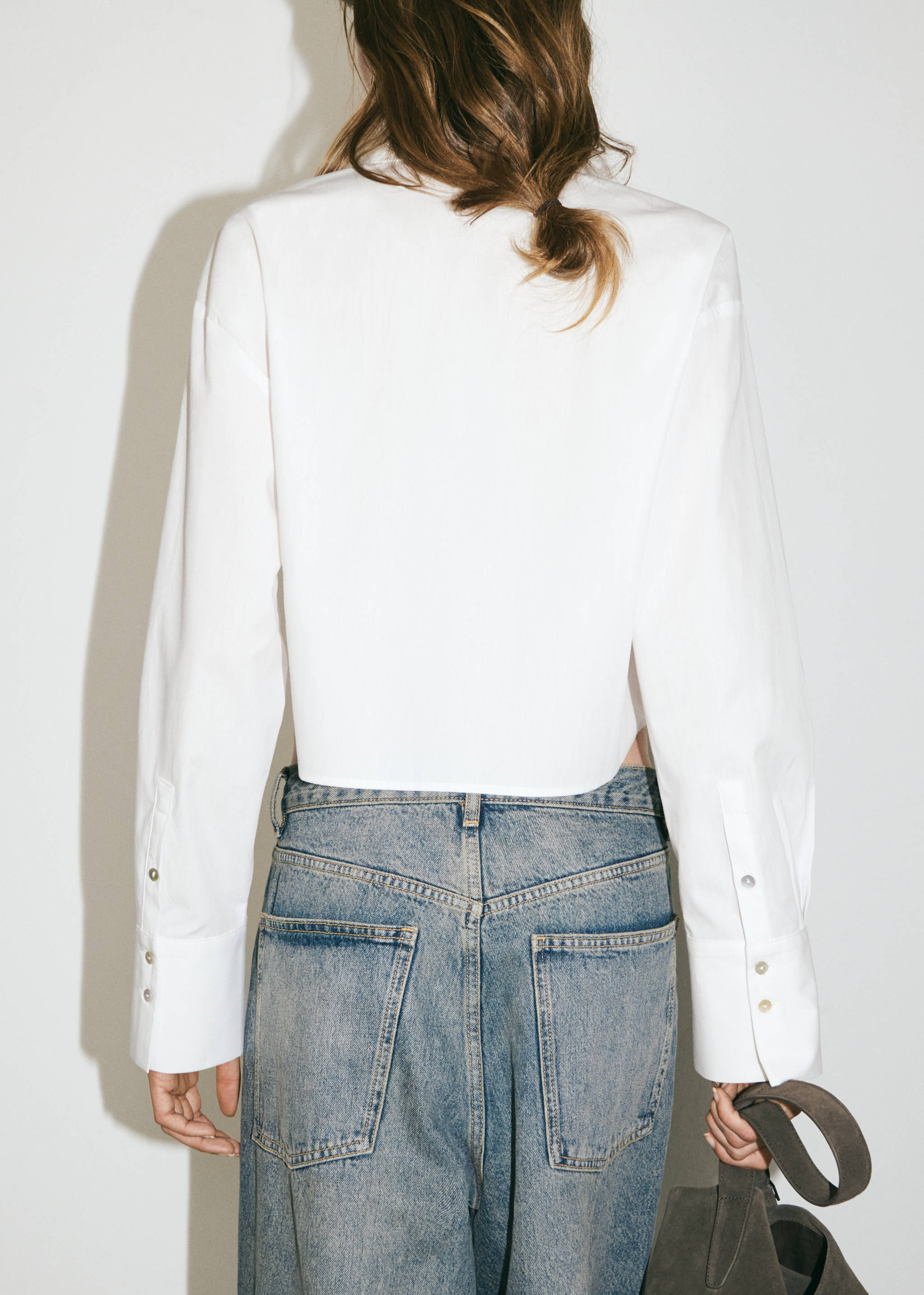 Cropped shirt with pocket - Details of the article 7