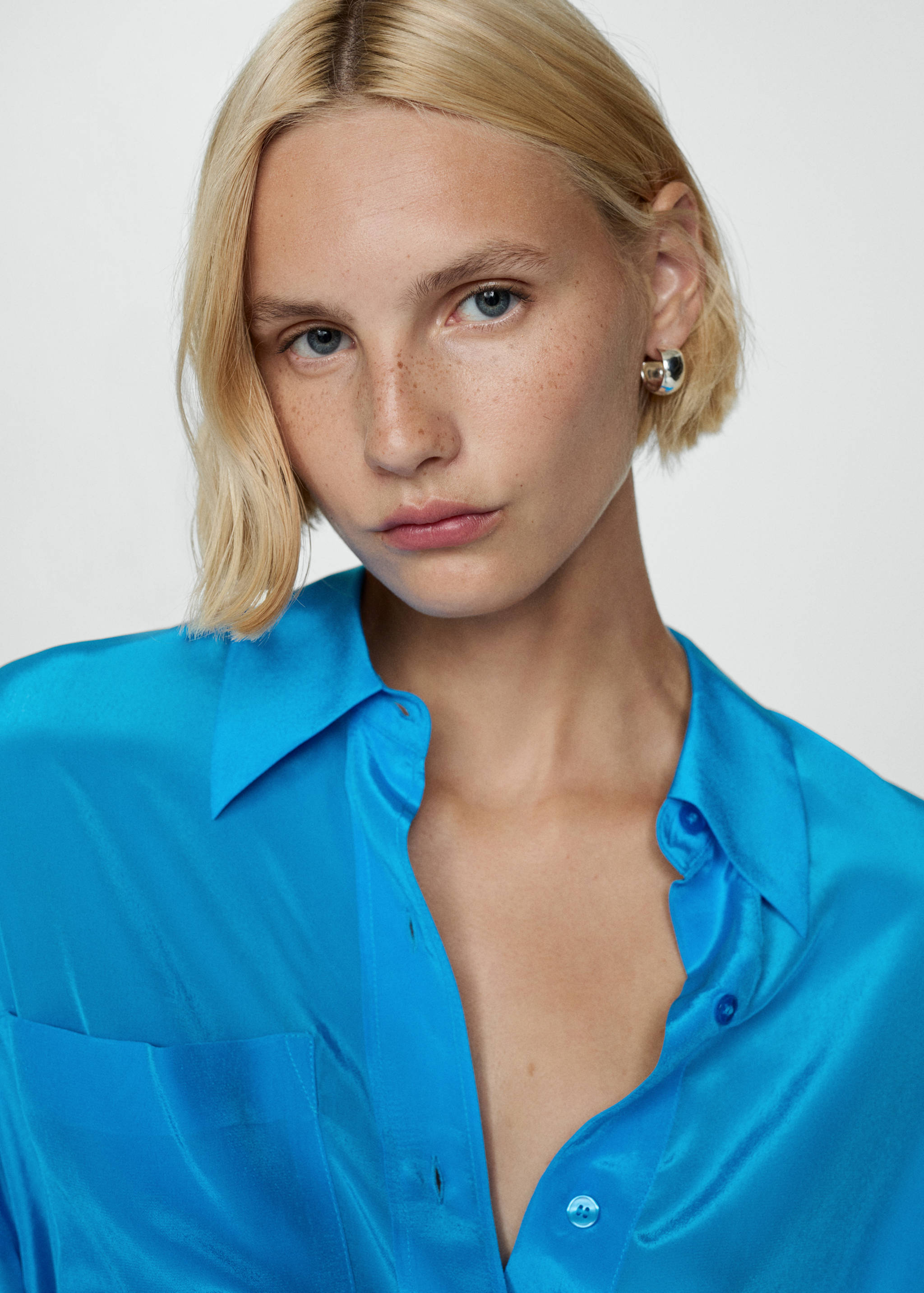 Camisa larga satinada cierre asimétrico - Detalle del artículo 1