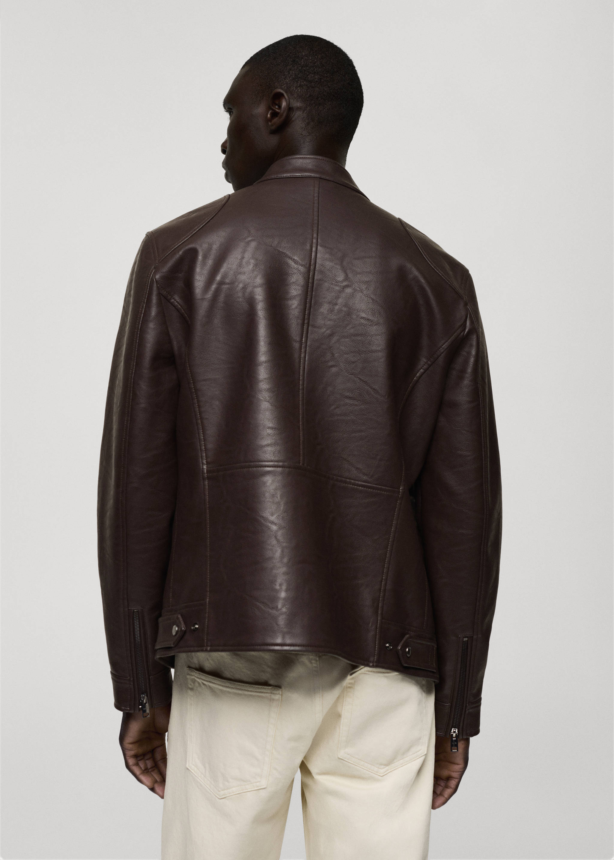 جاكيت بسحّاب بتأثير الجلد - الجهة الخلفية للمنتج