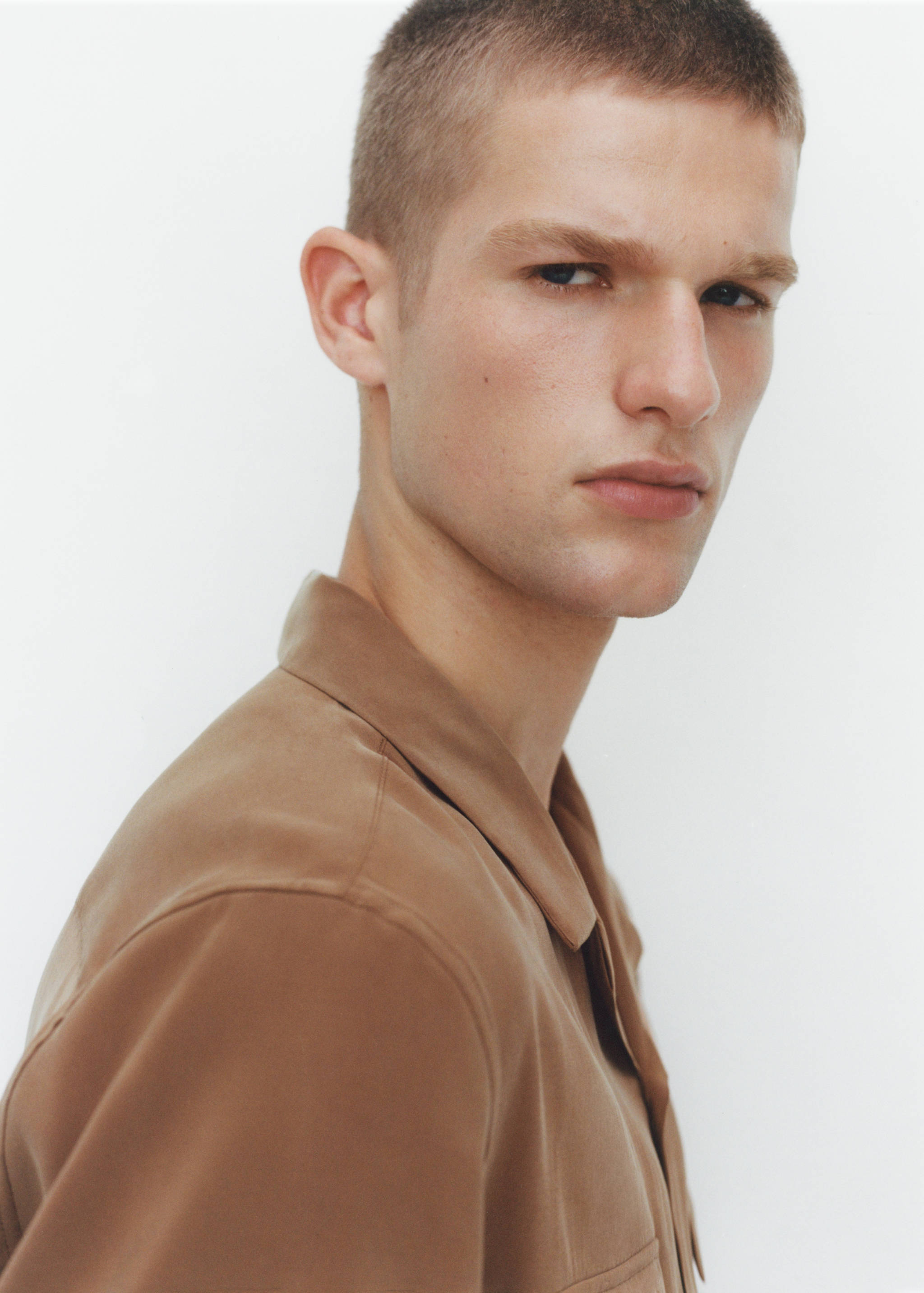 常规尺寸胸袋衬衫 - null