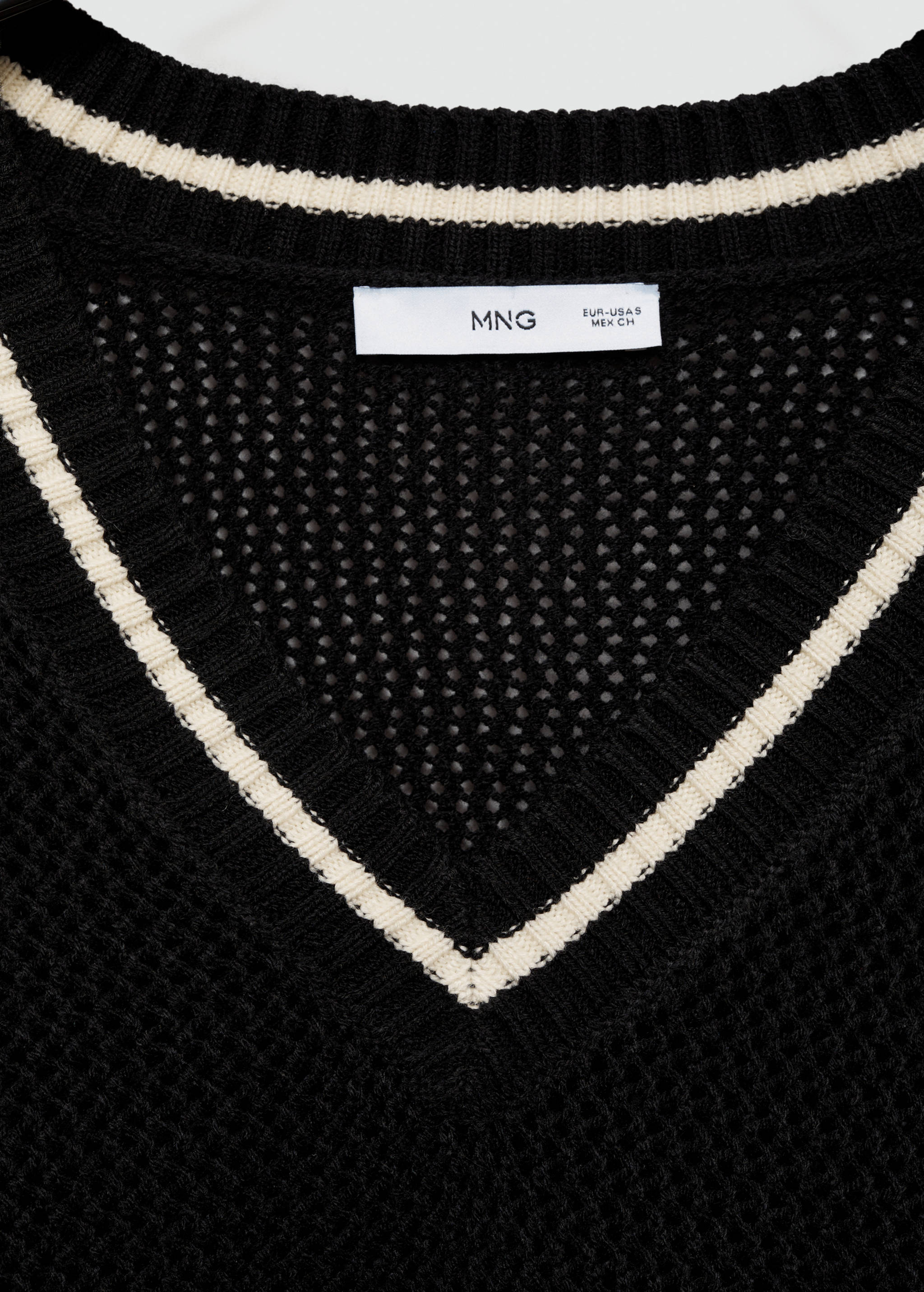 Oversized V-neck sweater - Details of the article 8